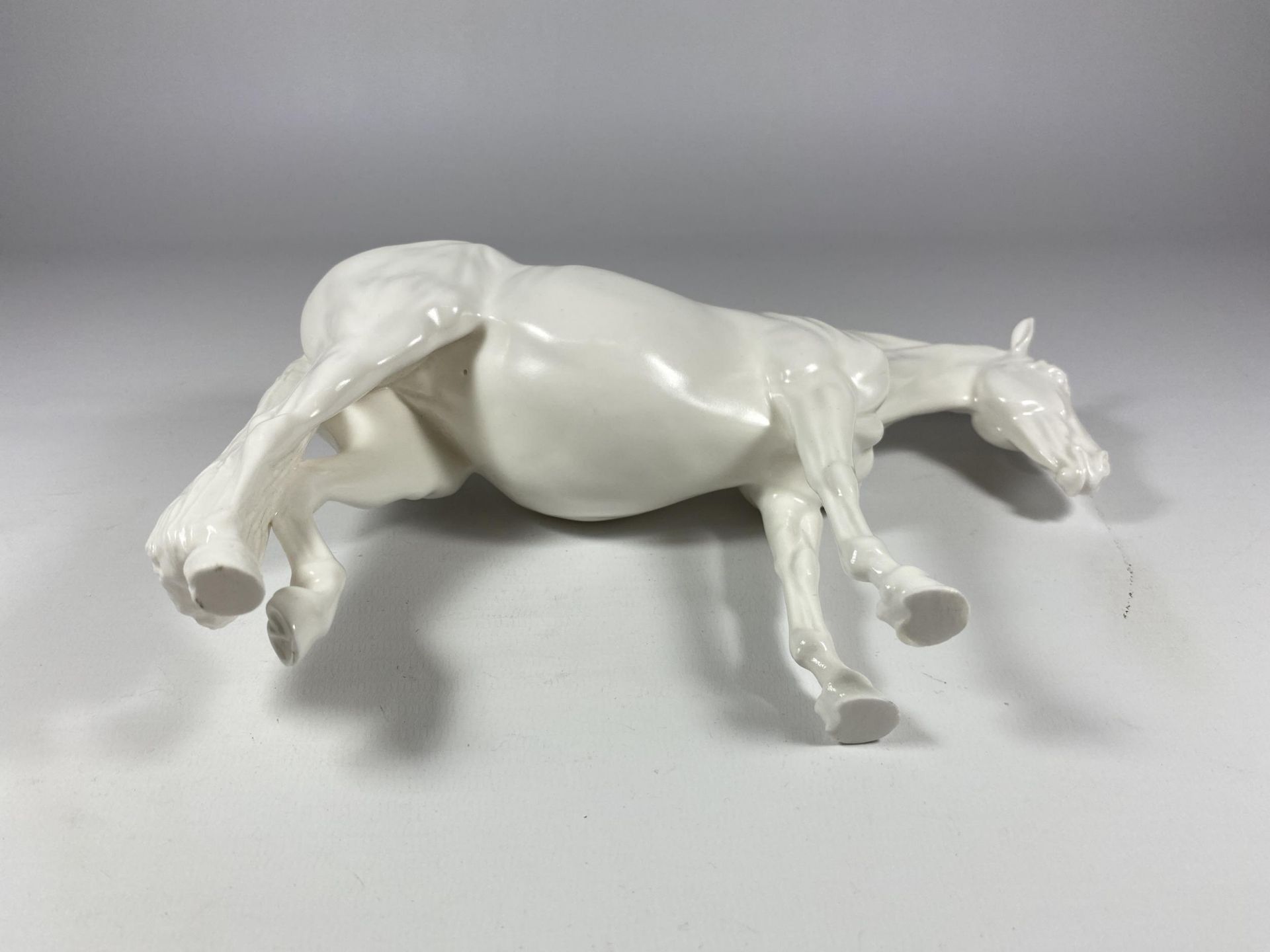 A POSSIBLY BESWICK PROTOTYPE WHITE CERAMIC HORSE - Image 3 of 3