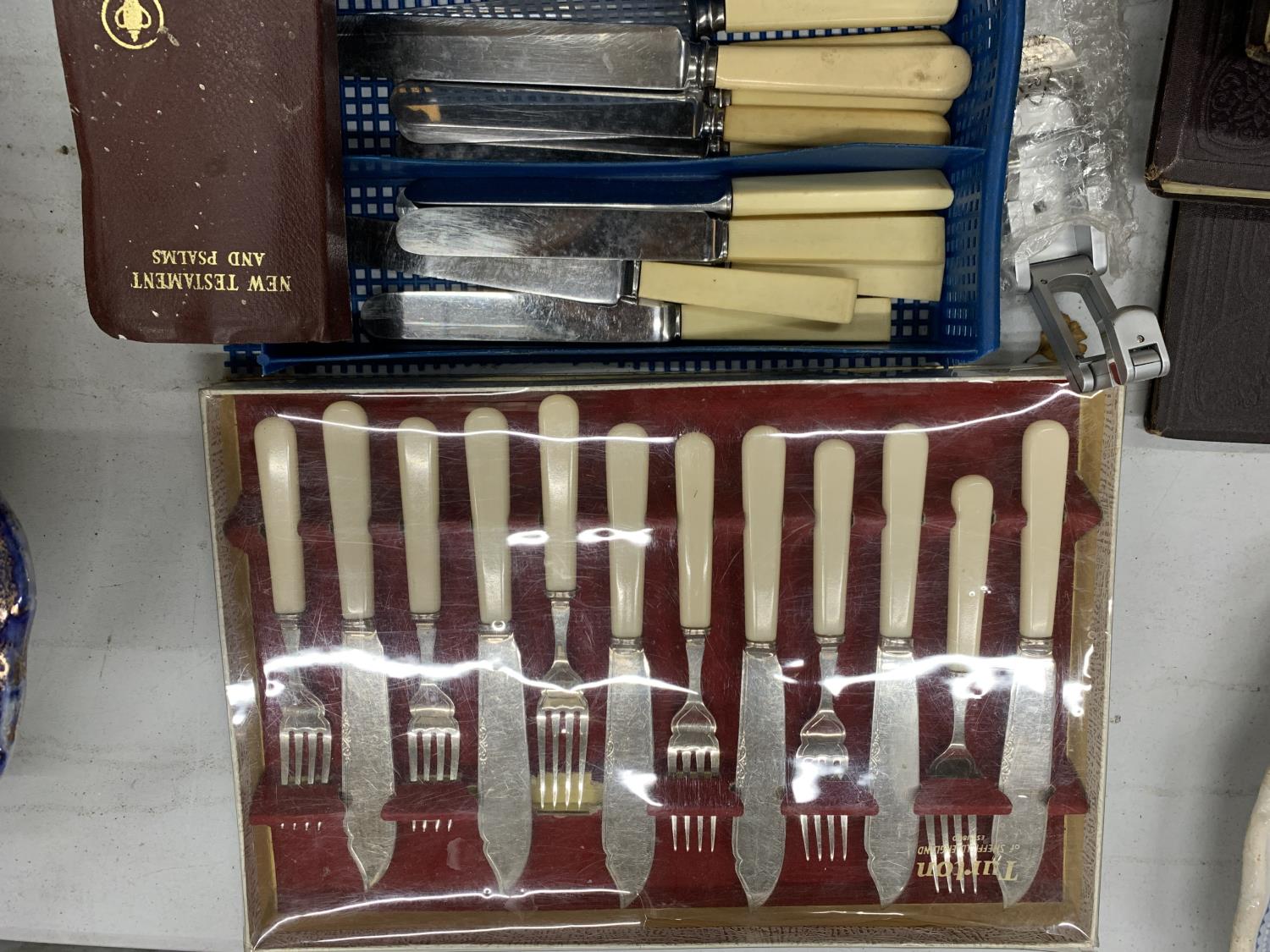 A QUANTITY OF FLATWARE TO INCLUDE A BOXED FISH KNIFE AND FORK SET AND NEW TESTAMENT BIBLE - Image 2 of 3