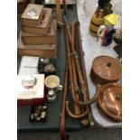 A QUANTITY OF VINTAGE WALKING STICKS TO INCLUDE TWO WITH SOUVENIR BADGES