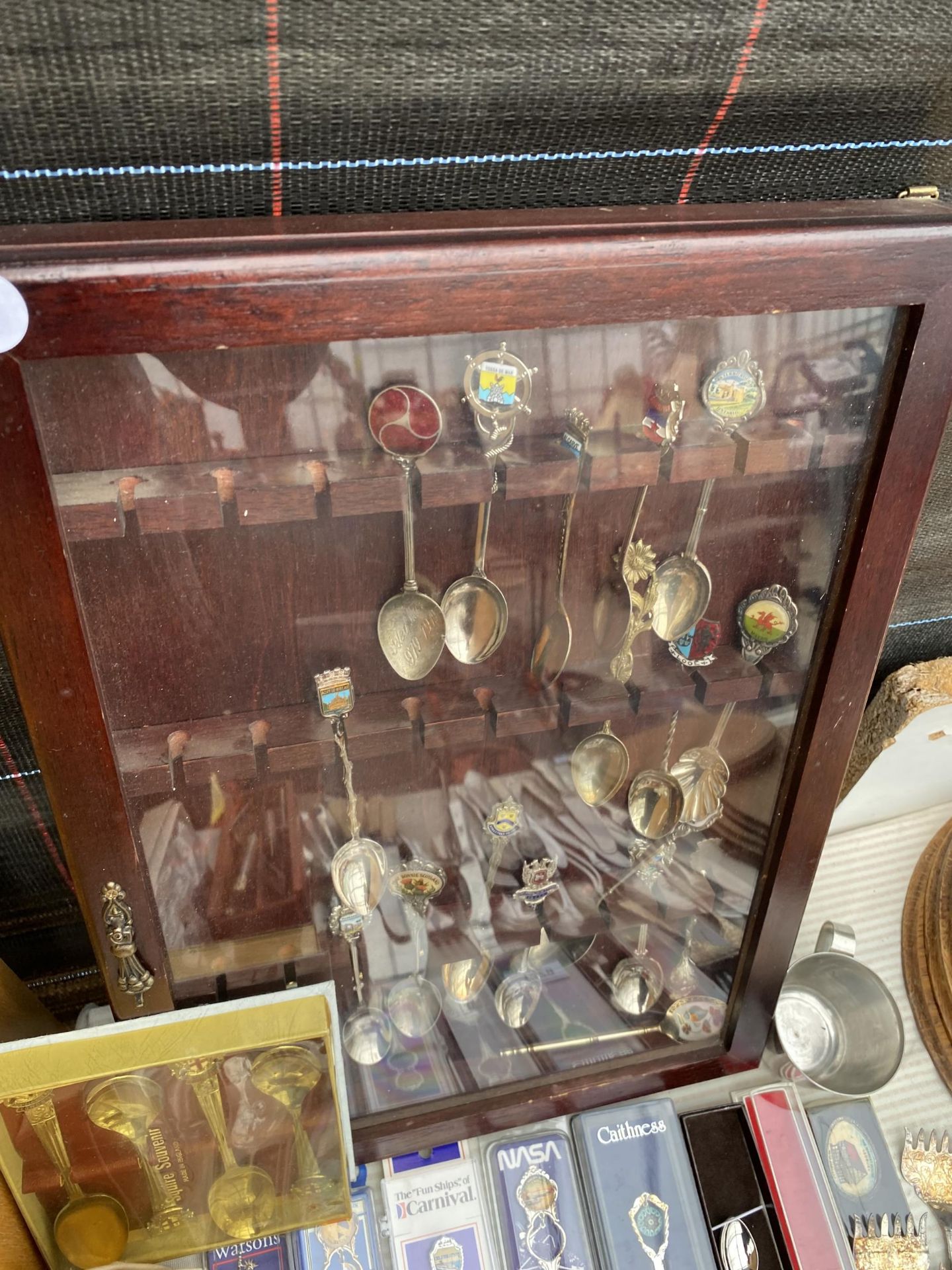 AN ASSORTMENT OF FLATWARE TO INCLUDE KNIVES, MEAT FORKS AND COLLECTORS SPPONS TO ALSO INCLUDE A - Image 2 of 5