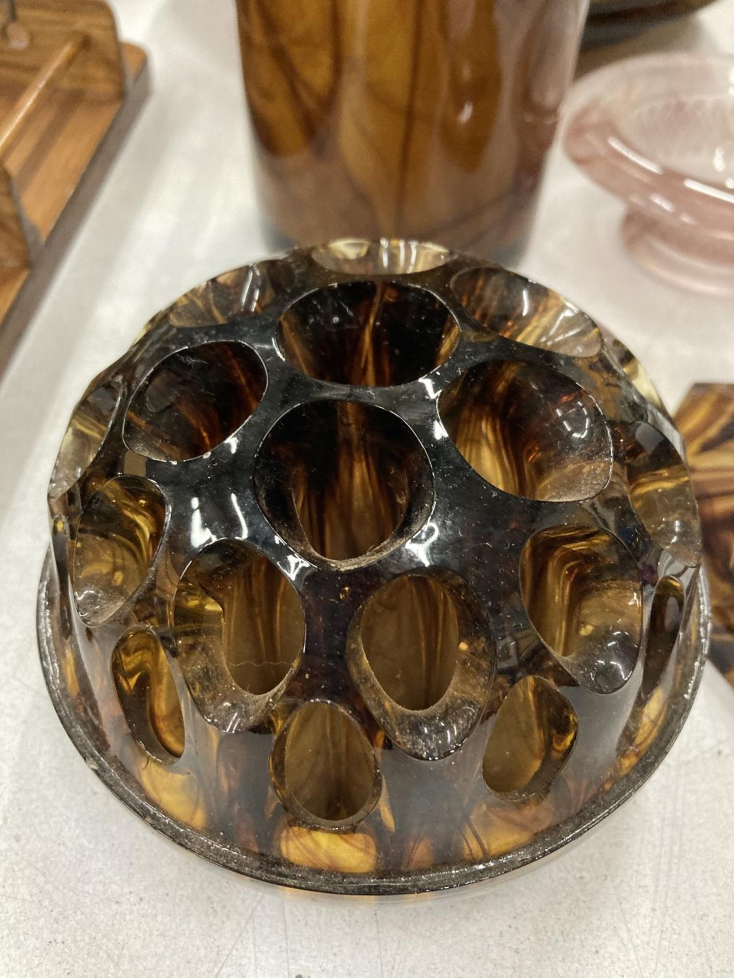 A QUANTITY AMBER CLOUD GLASSWARE TO INCLUDE PLATES, A FROG, CANDLESTICK, VASE, ETC - Image 2 of 4
