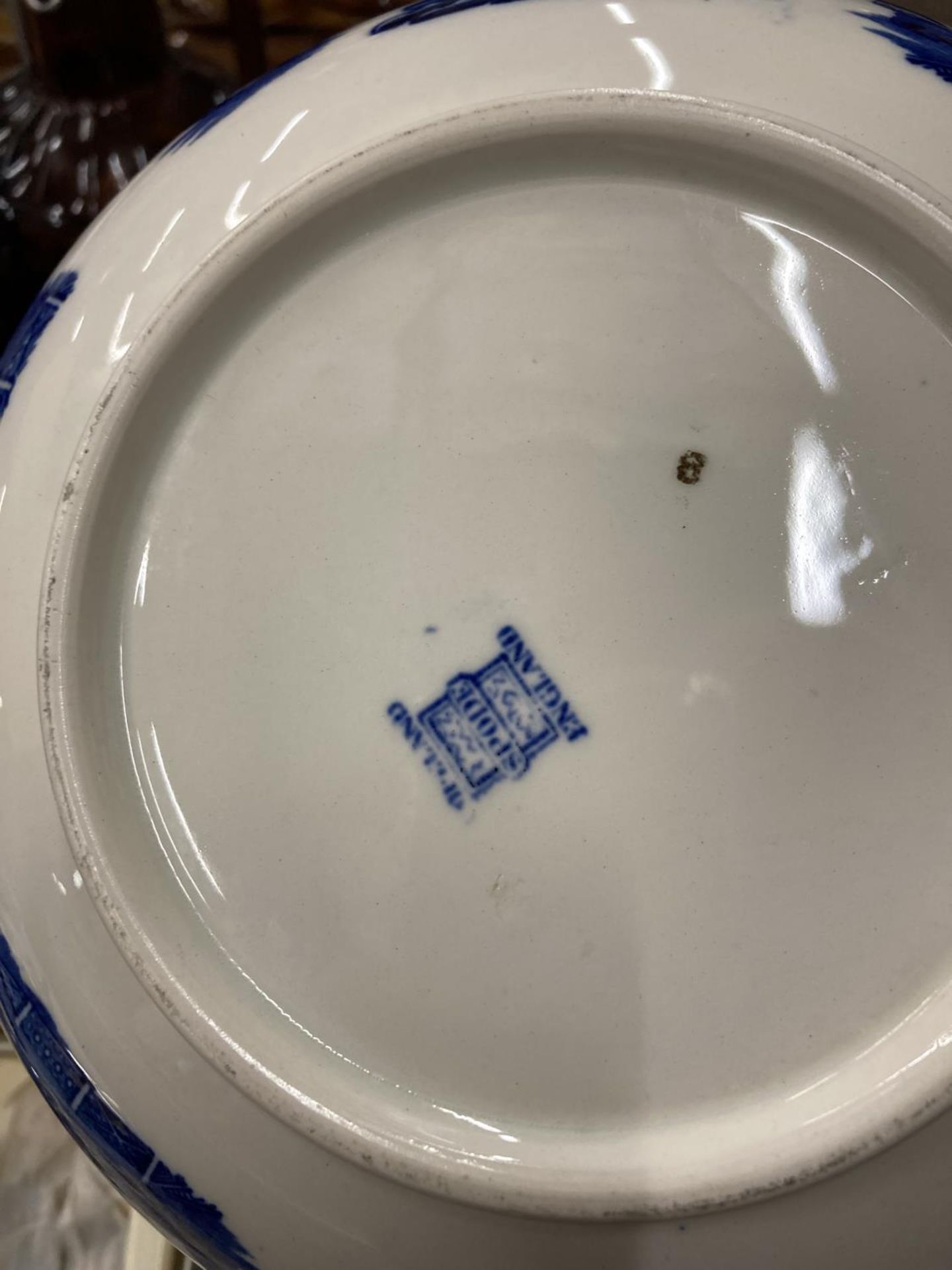 A MIXED LOT TO INCLUDE A SHIRE HORSE, COPELAND SPODE WILLOW PATTERN BOWL, ARTHUR WOOD LUSTREWARE - Image 7 of 7