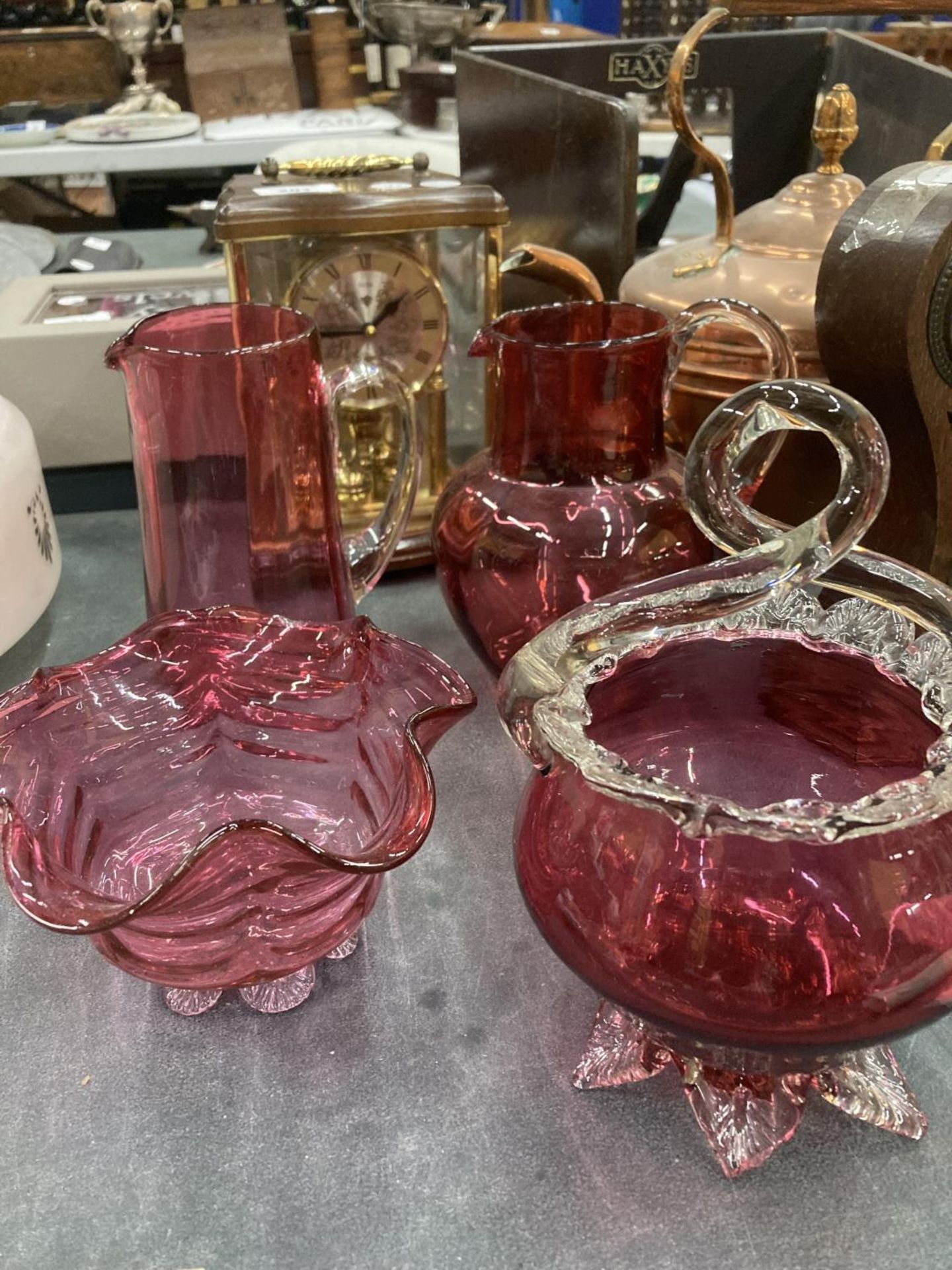 A PAIR OF CRANBERRY GLASS JUGS HEIGHT 16CM