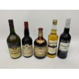 A GROUP OF FIVE MIXED SPIRITS TO INCLUDE DRAMBUIE, THE REAL MACKENZIE SCOTCH WHISKY, DRY SACK SHERRY