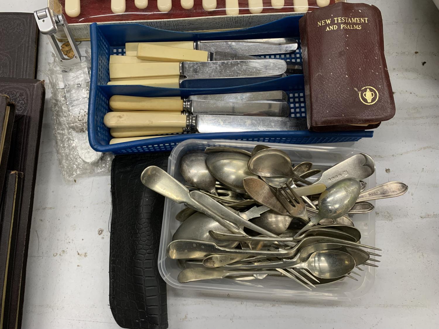 A QUANTITY OF FLATWARE TO INCLUDE A BOXED FISH KNIFE AND FORK SET AND NEW TESTAMENT BIBLE - Image 3 of 3