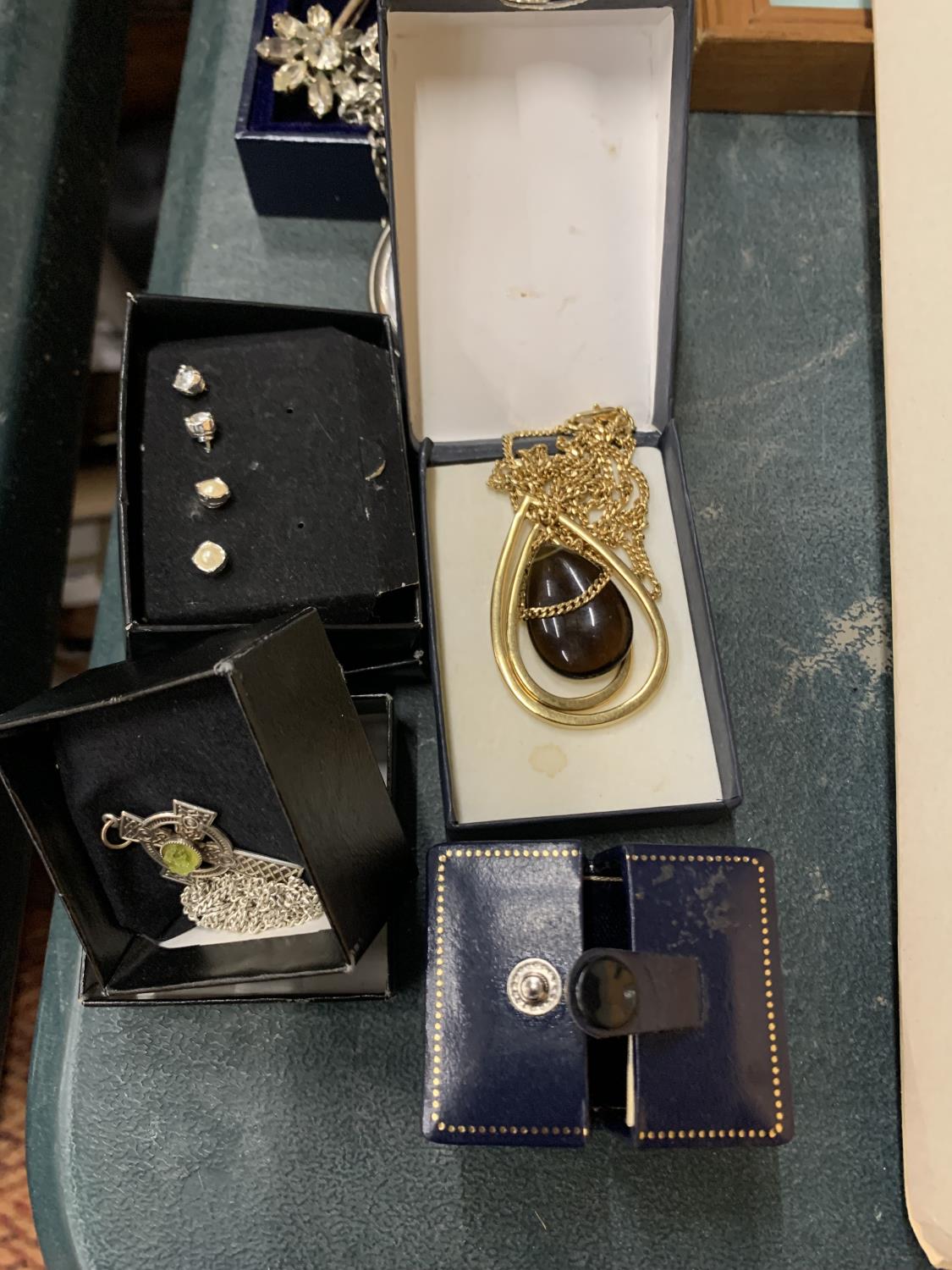 A QUANTITY OF COSTUME JEWELLERY TO INCLUDE BROOCHES, EARRINGS, PENDANTS, A RING, POCKET WATCH, ETC - Image 4 of 4