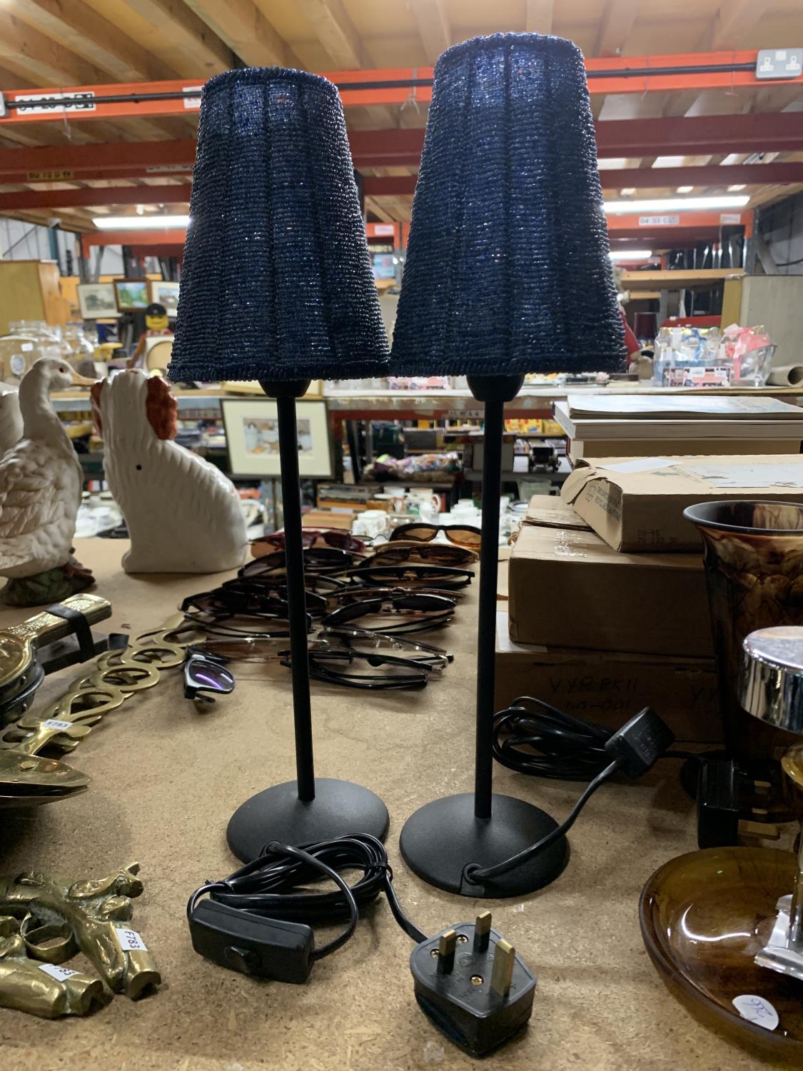 A PAIR OF SMALL TABLE LAMPS WITH BLUE SHADES HEIGHT 42CM