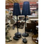 A PAIR OF SMALL TABLE LAMPS WITH BLUE SHADES HEIGHT 42CM