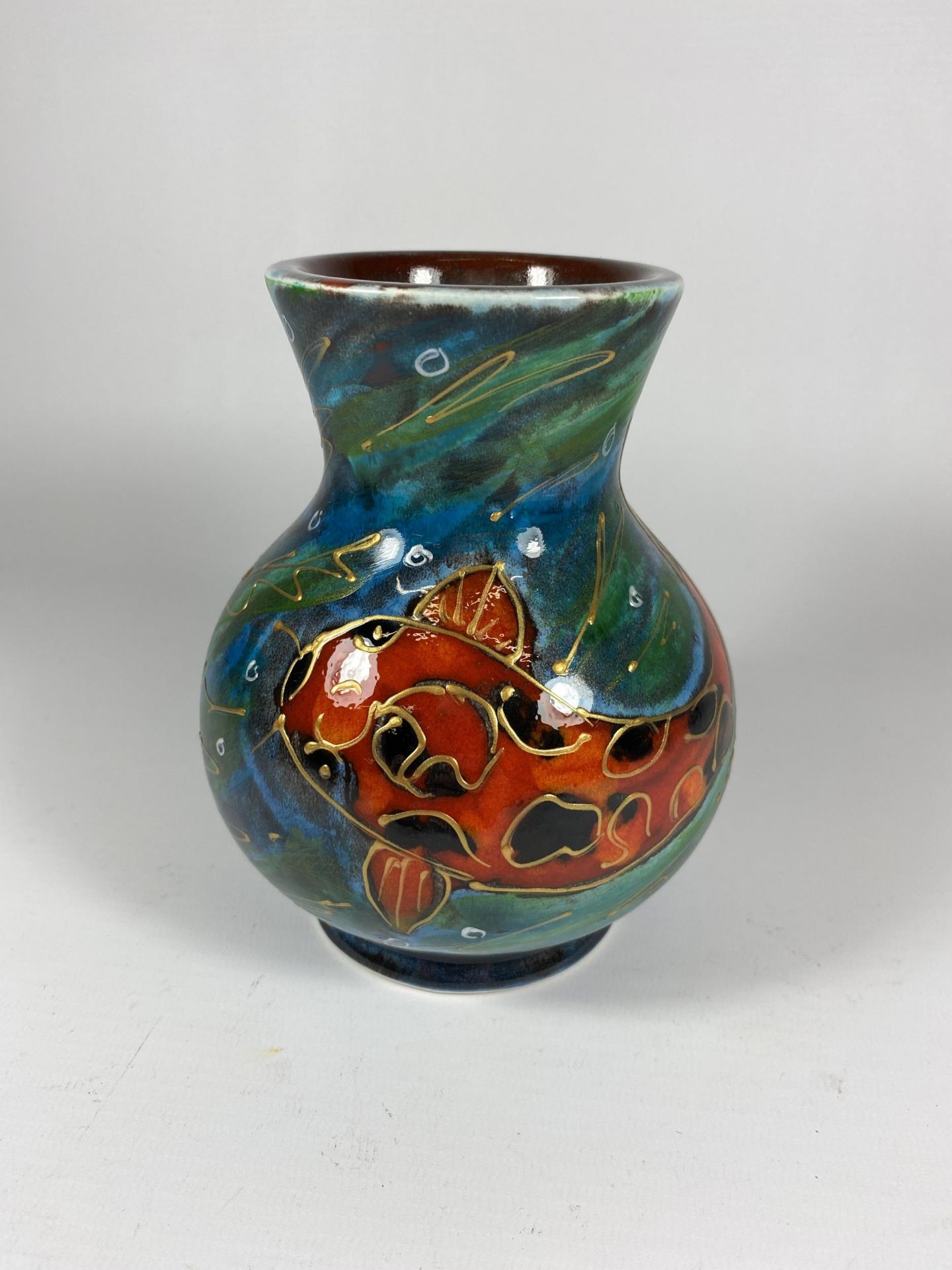 AN ANITA HARRIS POTTERY KOI CARP FISH DESIGN VASE