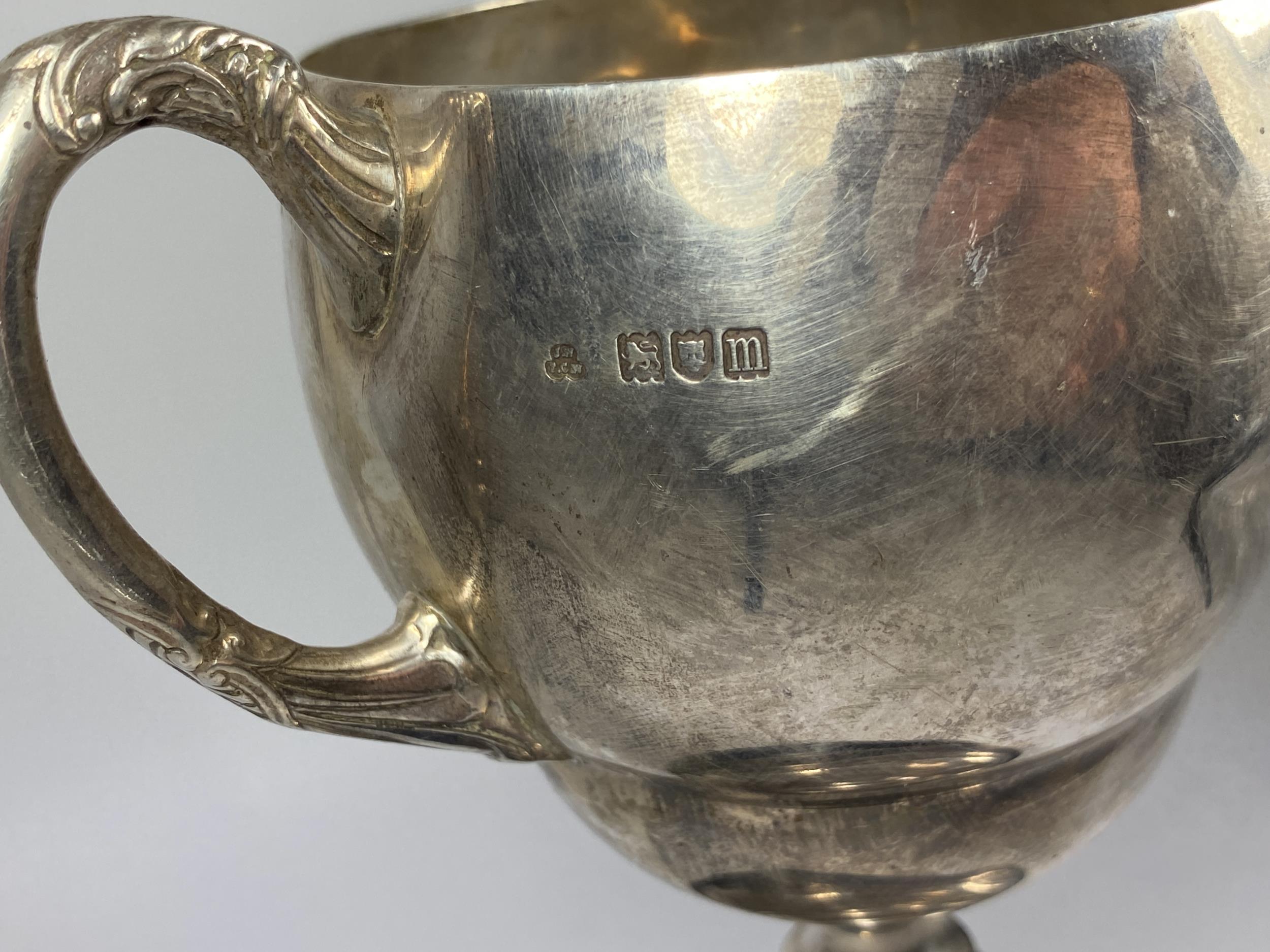 A GEORGE V SILVER TROPHY CUP, HALLMARKS FOR WAKELY & WHEELER, LONDON, 1927, INSCRIBED BRITISH - Image 5 of 5