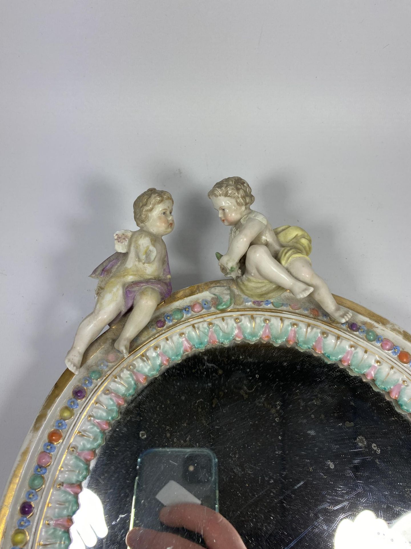 A CONTINENTAL PORCELAIN MIRROR WITH CHERUB AND FLORAL DESIGN - Image 2 of 4