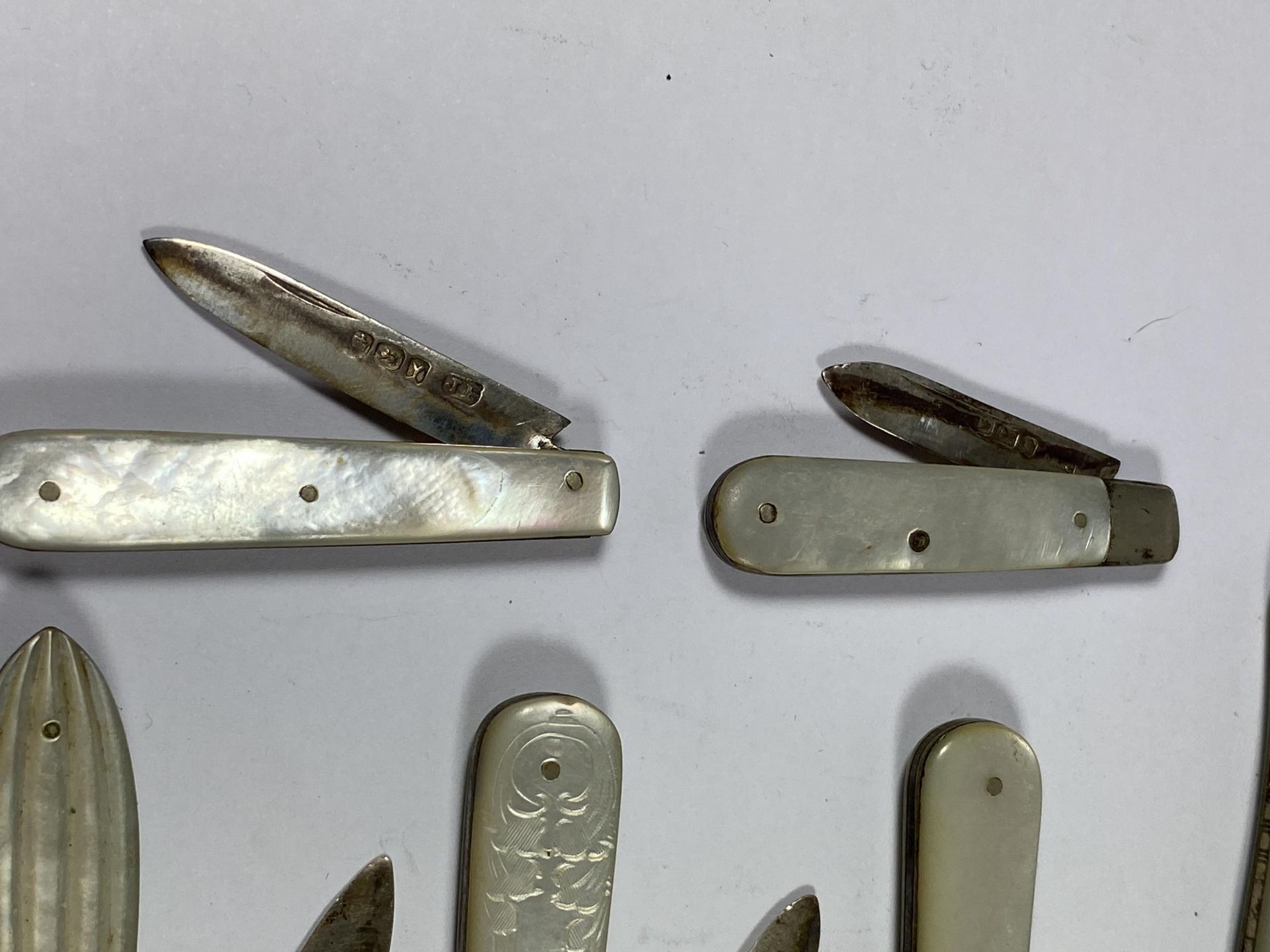 A SET OF SEVEN HALLMARKED SILVER AND MOTHER OF PEARL FRUIT KNIVES - Image 2 of 4