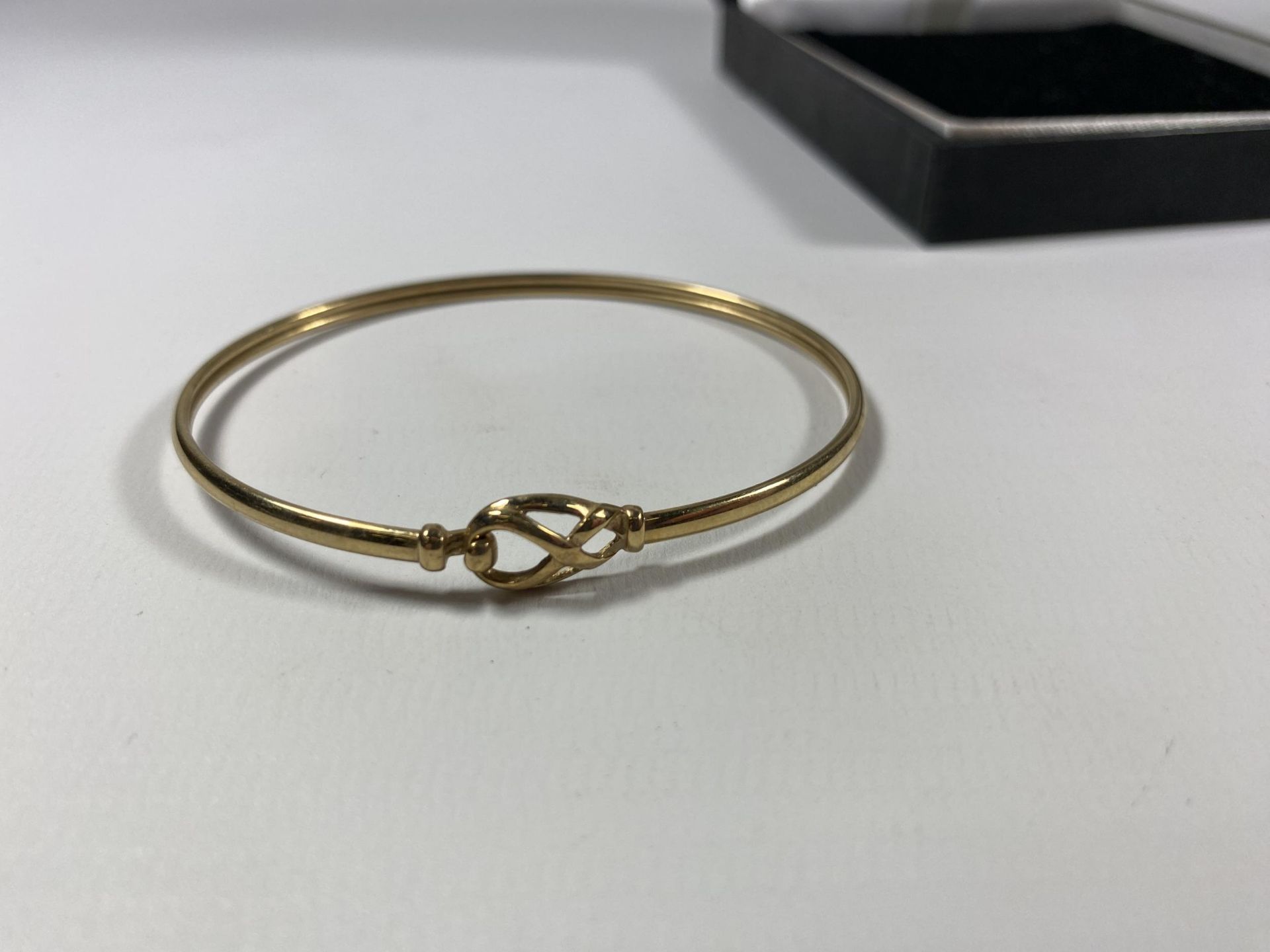 A BOXED 9CT YELLOW GOLD BANGLE, WEIGHT 3.67G - Image 2 of 3