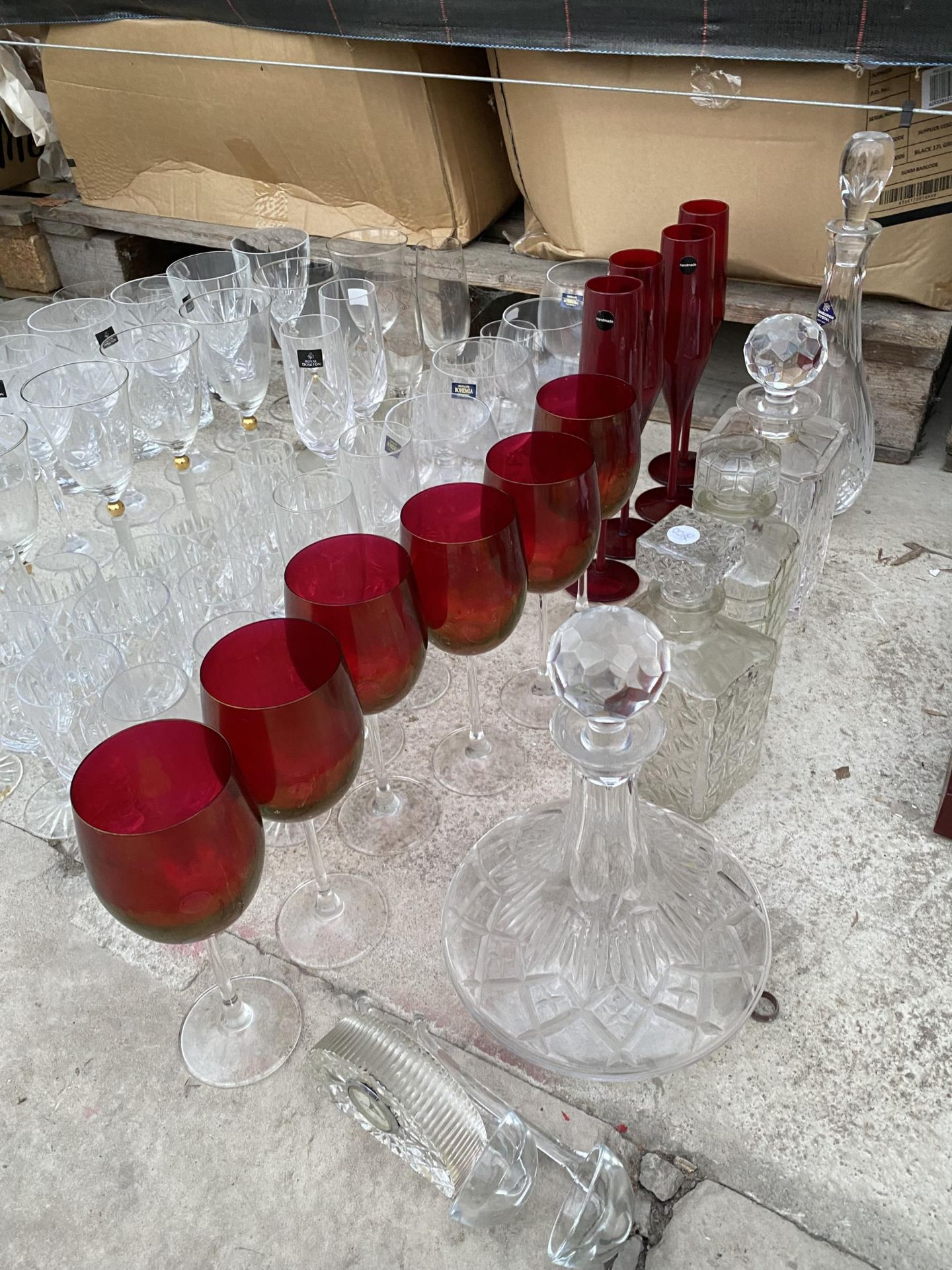 A LARGE ASSORTMENT OF MAINLY CRYSTAL GLASS WARE TO INCLUDE DECANTERS, WINE GLASSES AND CHAMPAGNE - Bild 2 aus 5