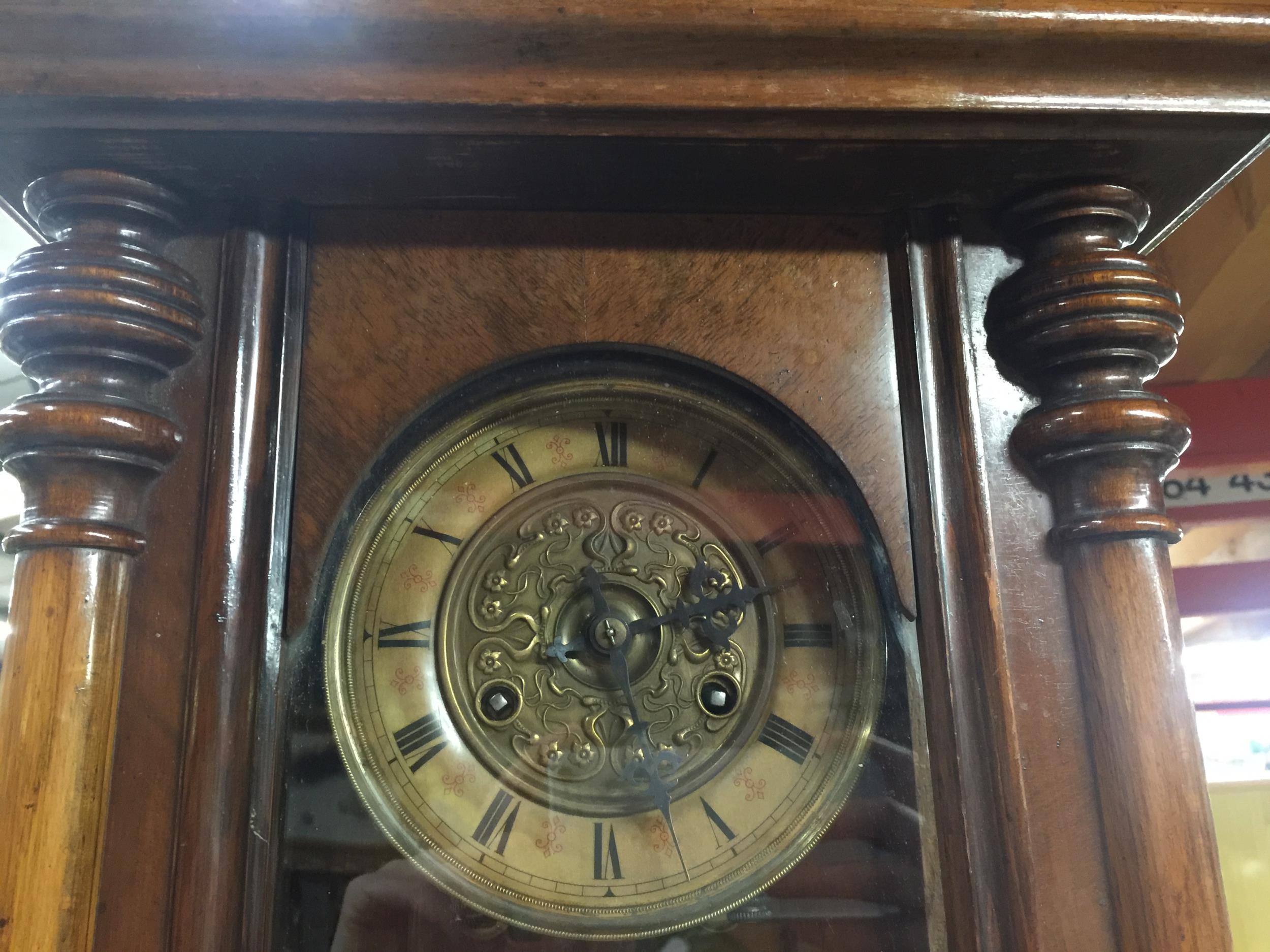 A MAHOGANY FRAMED VINTAGE STYLE WALL CLOCK WITH PENDULUM AND KEY - Image 2 of 3