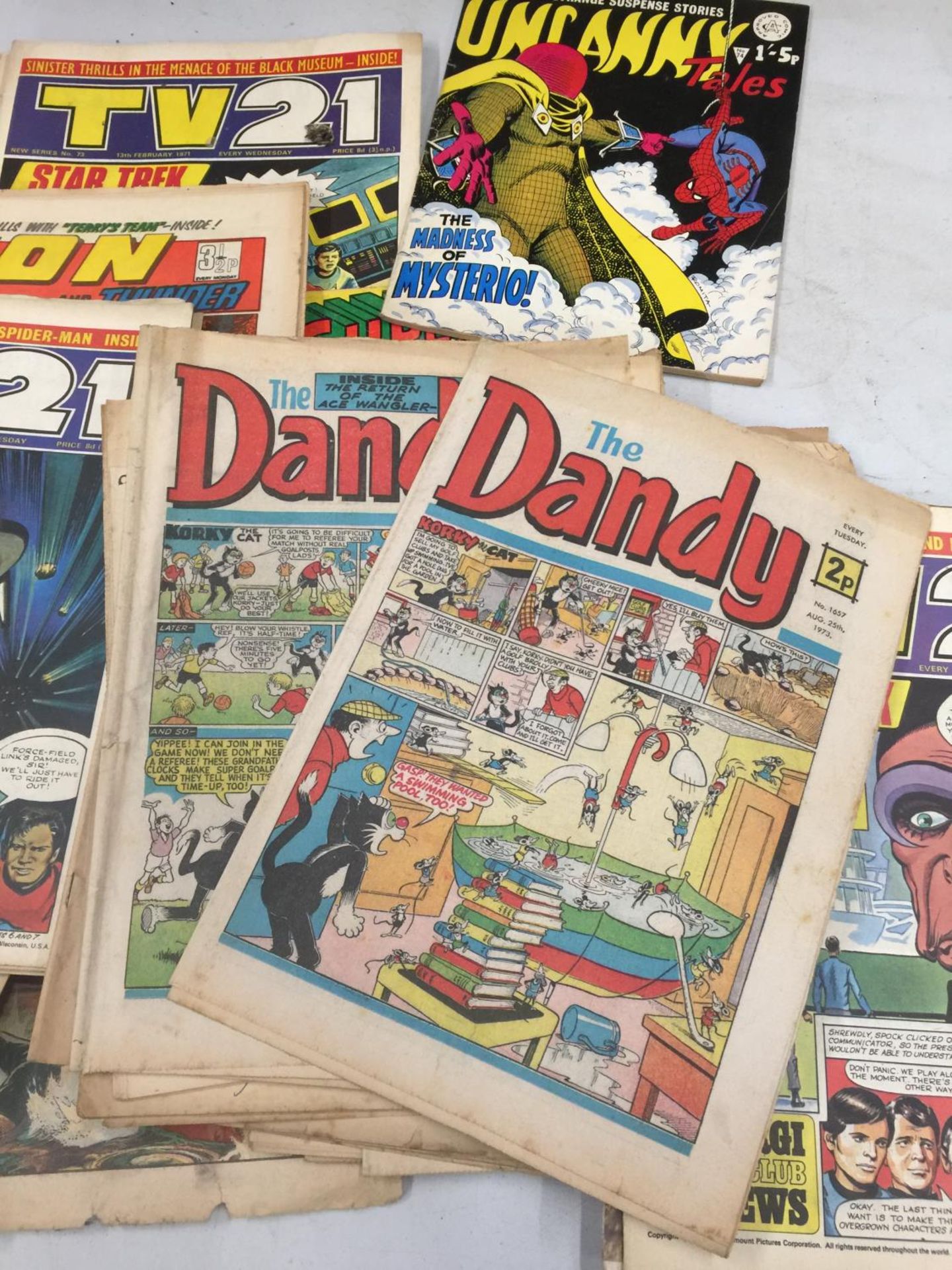 A QUANTITY OF VINTAGE COMICS FROM THE 1970'S TO INCLUDE TV 21, ROVER, SPIDERMAN, MARVEL, LION, ETC - Image 3 of 4