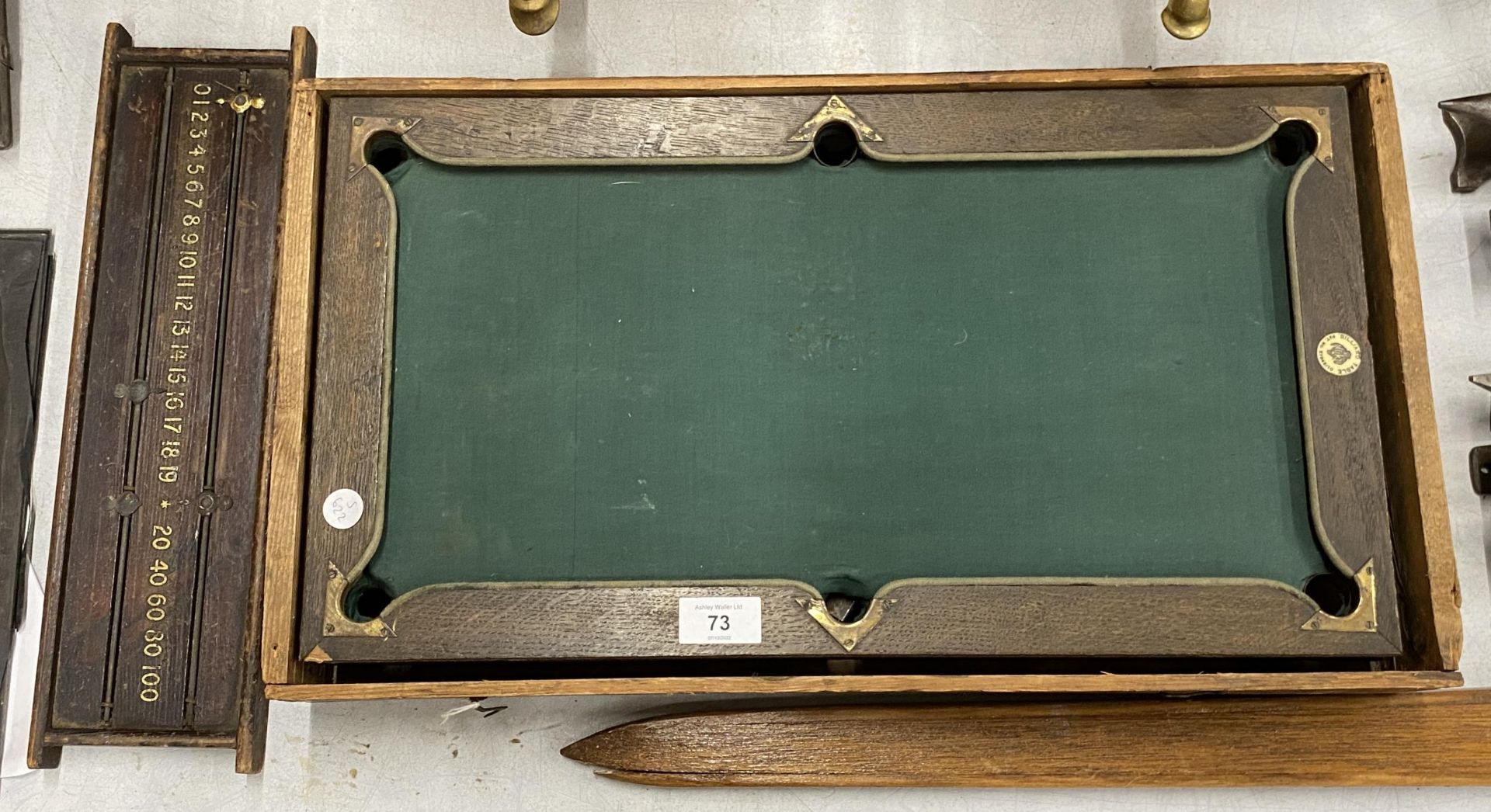 A VINTAGE BOXED SALESMAN'S MINIATURE SNOOKER / BILLIARDS TABLE WITH SNOOKER SCORER (MISSING ONE