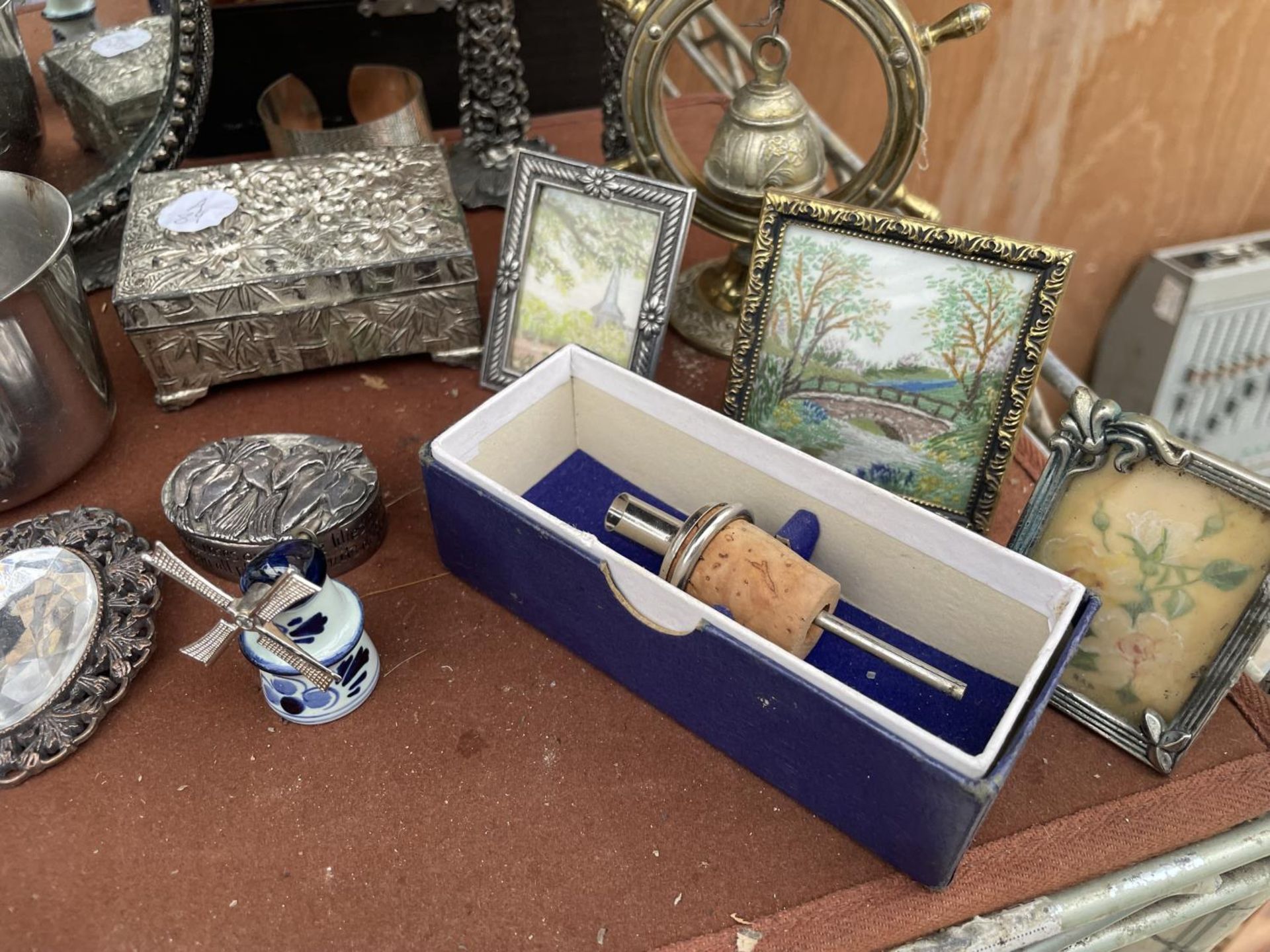 AN ASSORTMENT OF METAL WARE ITEMS TO INCLUDE TRINKET BOXES, A VANITY SET AND A DECORATIVE MIRROR ETC - Image 3 of 4