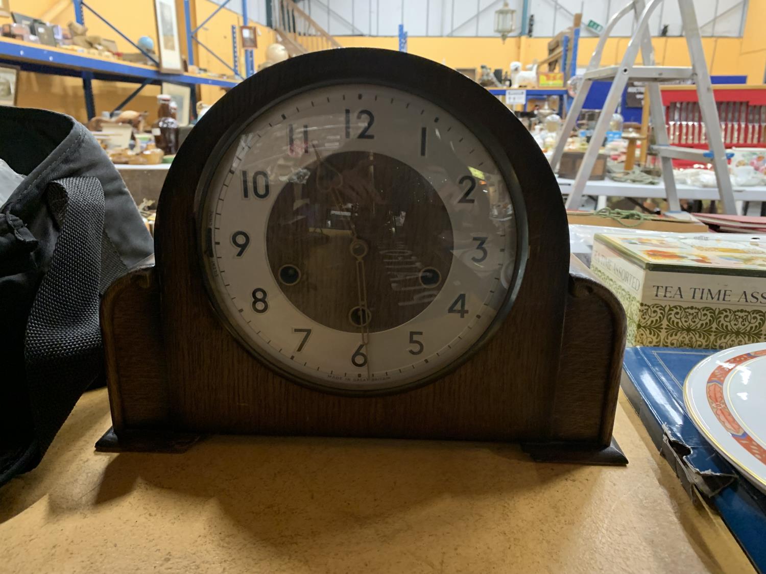 AN ANTIQUE WESTMINSTER CHIME MANTLE CLOCK WITH KEY AND PENDULUM