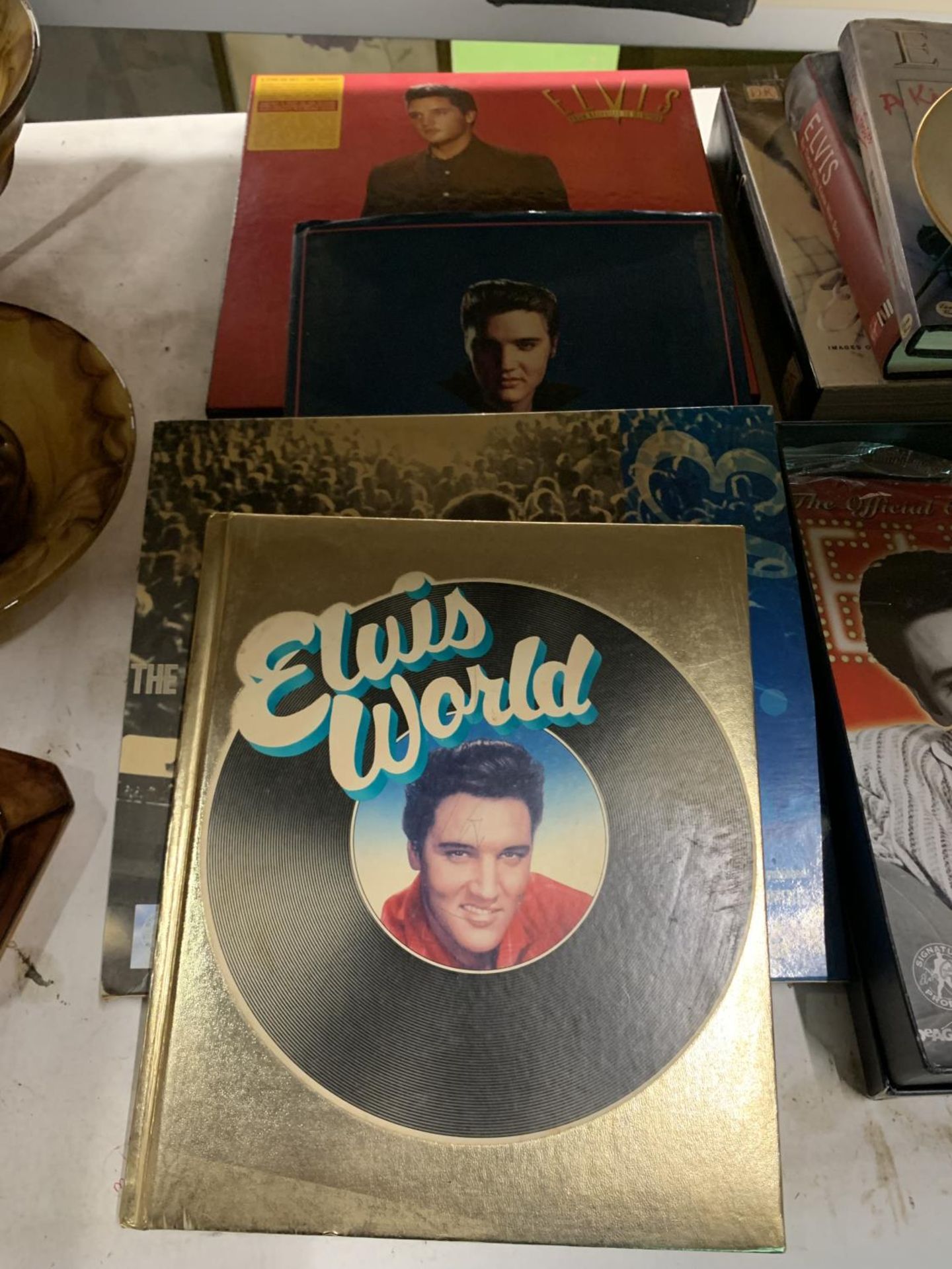 A LARGE QUANTITY OF ELVIS MEMORABILIA TO INCLUDE VINYL LP RECORDS, BOOKS, MAGAZINES, ETC - Bild 3 aus 5