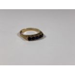 A 9CT YELLOW GOLD & SAPPHIRE FIVE STONE RING, WEIGHT 2.6G