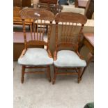A PAIR OF AMERICAN STYLE DINING CHAIRS WITH TURNED UPRIGHTS