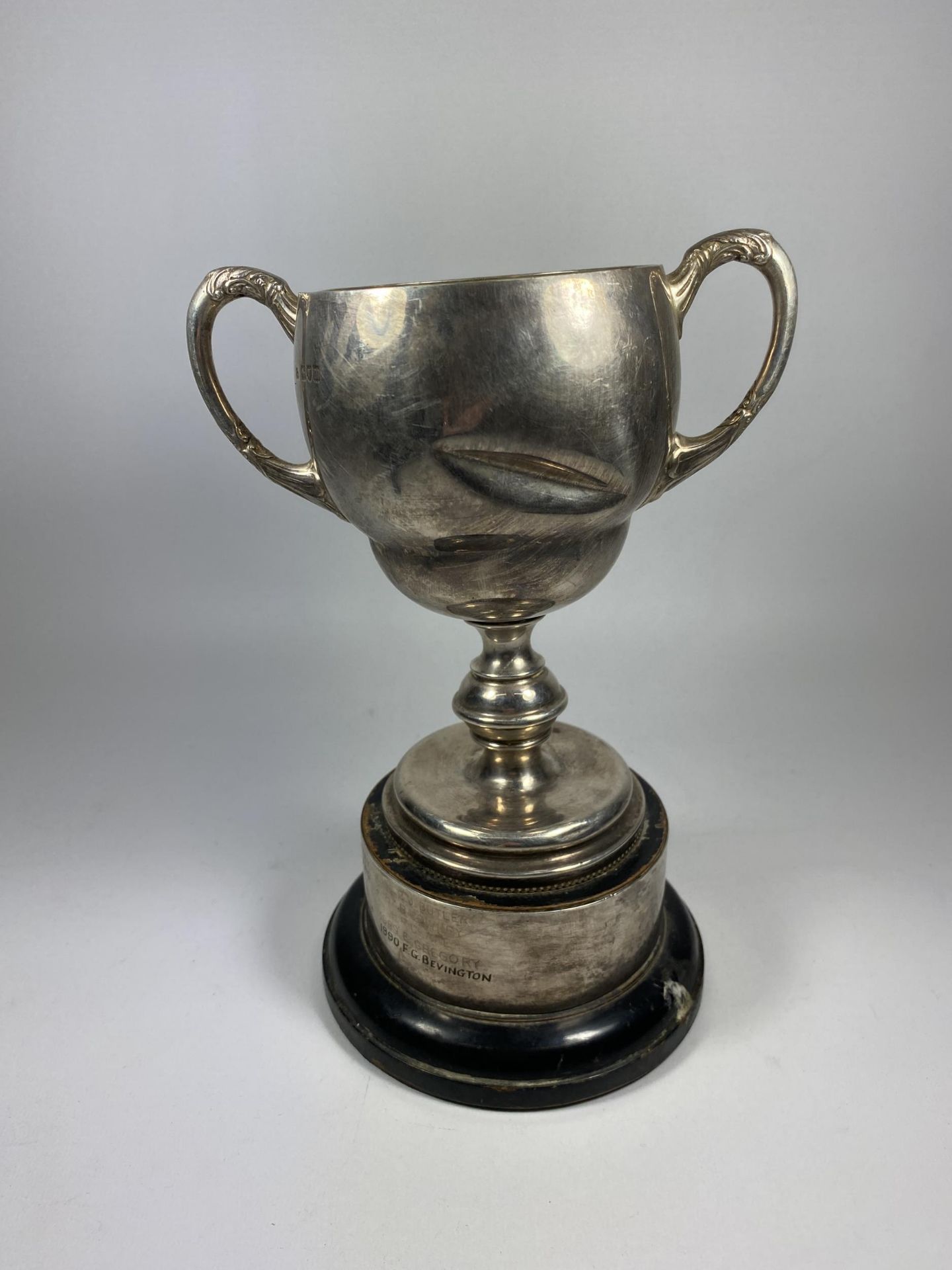 A GEORGE V SILVER TROPHY CUP, HALLMARKS FOR WAKELY & WHEELER, LONDON, 1927, INSCRIBED BRITISH - Image 4 of 5