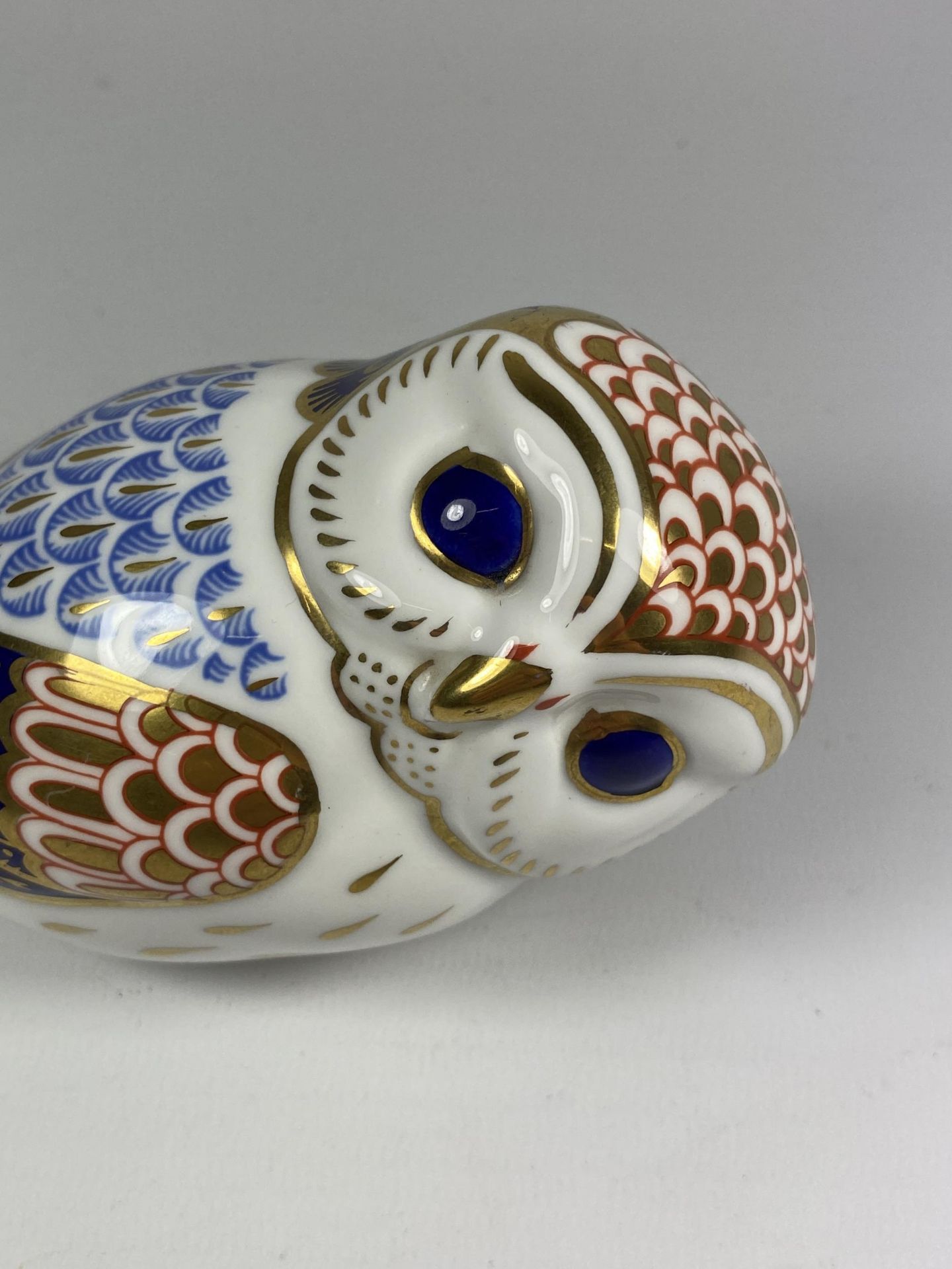 A ROYAL CROWN DERBY OWL - Image 2 of 3