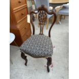 A VICTORIAN ROSEWOOD DINING CHAIR WITH PIERCED SPLAT BACK, ON FRONT CABRIOLE LEGS