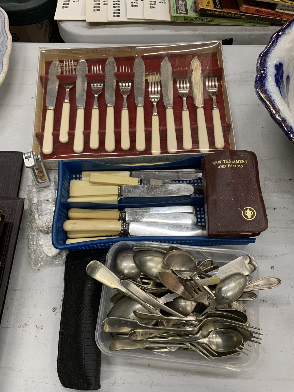 A QUANTITY OF FLATWARE TO INCLUDE A BOXED FISH KNIFE AND FORK SET AND NEW TESTAMENT BIBLE