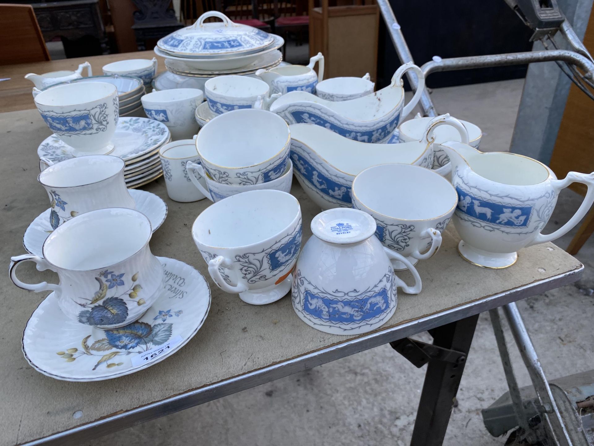 A LARGE ASSORTMENT OF CERAMIC ITEMS TO INCLUDE COALPORT CUPS, JUG AND GRAVY BOATS ETC - Image 2 of 4