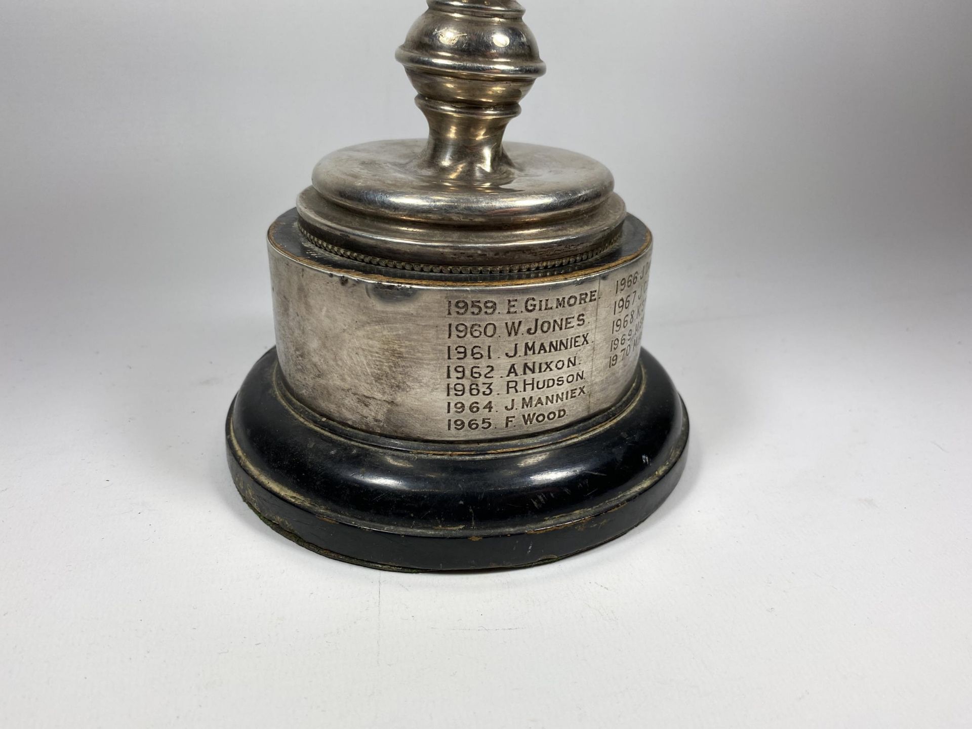 A GEORGE V SILVER TROPHY CUP, HALLMARKS FOR WAKELY & WHEELER, LONDON, 1927, INSCRIBED BRITISH - Image 3 of 5