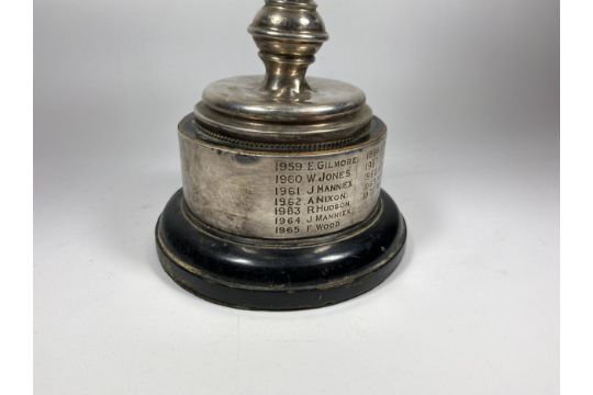 A GEORGE V SILVER TROPHY CUP, HALLMARKS FOR WAKELY & WHEELER, LONDON, 1927, INSCRIBED BRITISH - Image 3 of 5