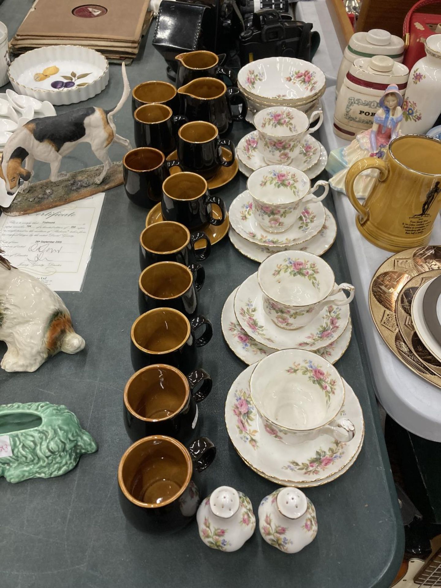 A QUANTITY OF ROYAL ALBERT 'MOSS ROSE' CUPS, SAUCERS, SIDE PLATES AND BOWLS, PLUS PRINKNASH CUPS,