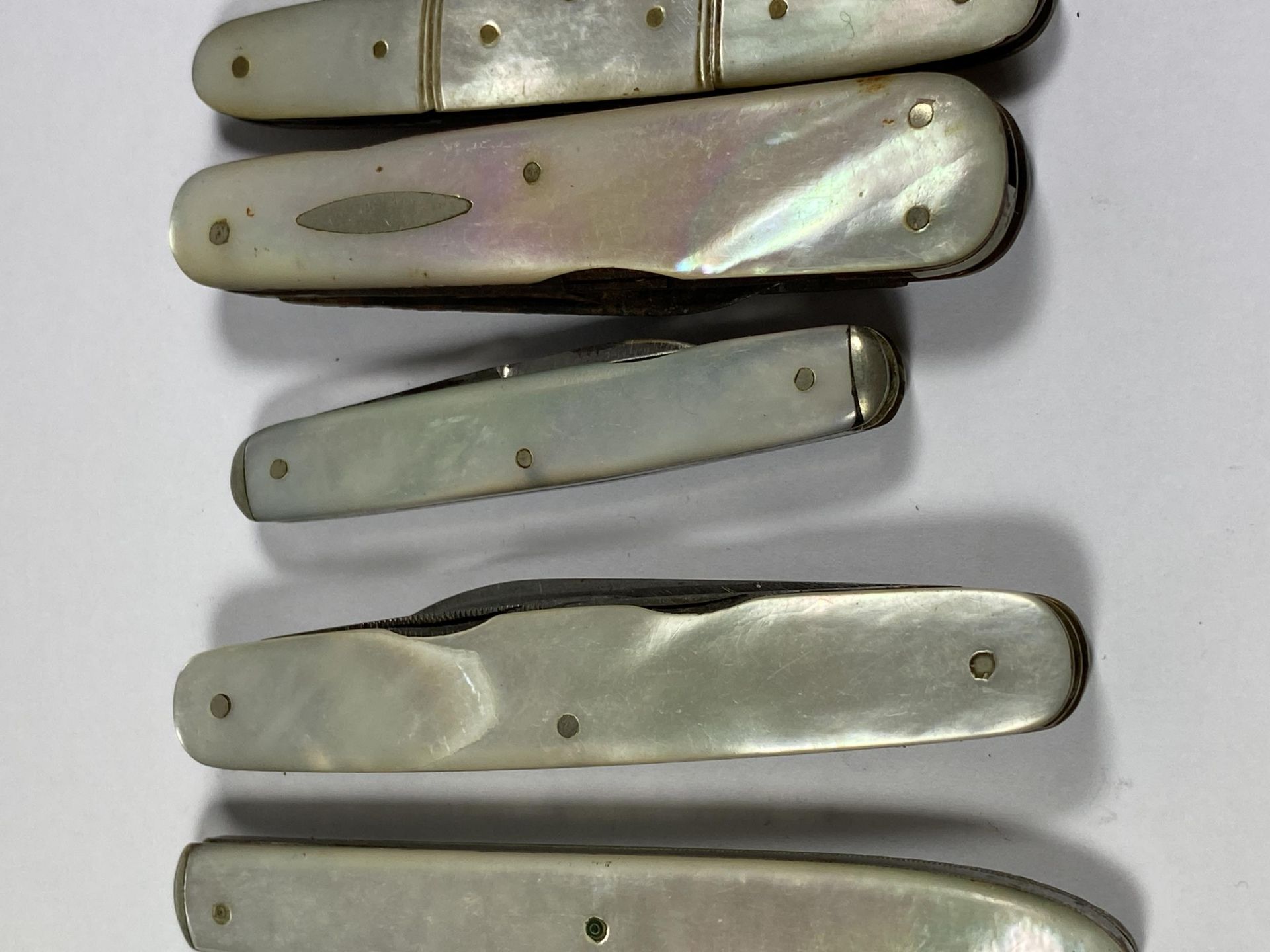 A SET OF TEN VINTAGE MOTHER OF PEARL FRUIT KNIVES - Image 3 of 5