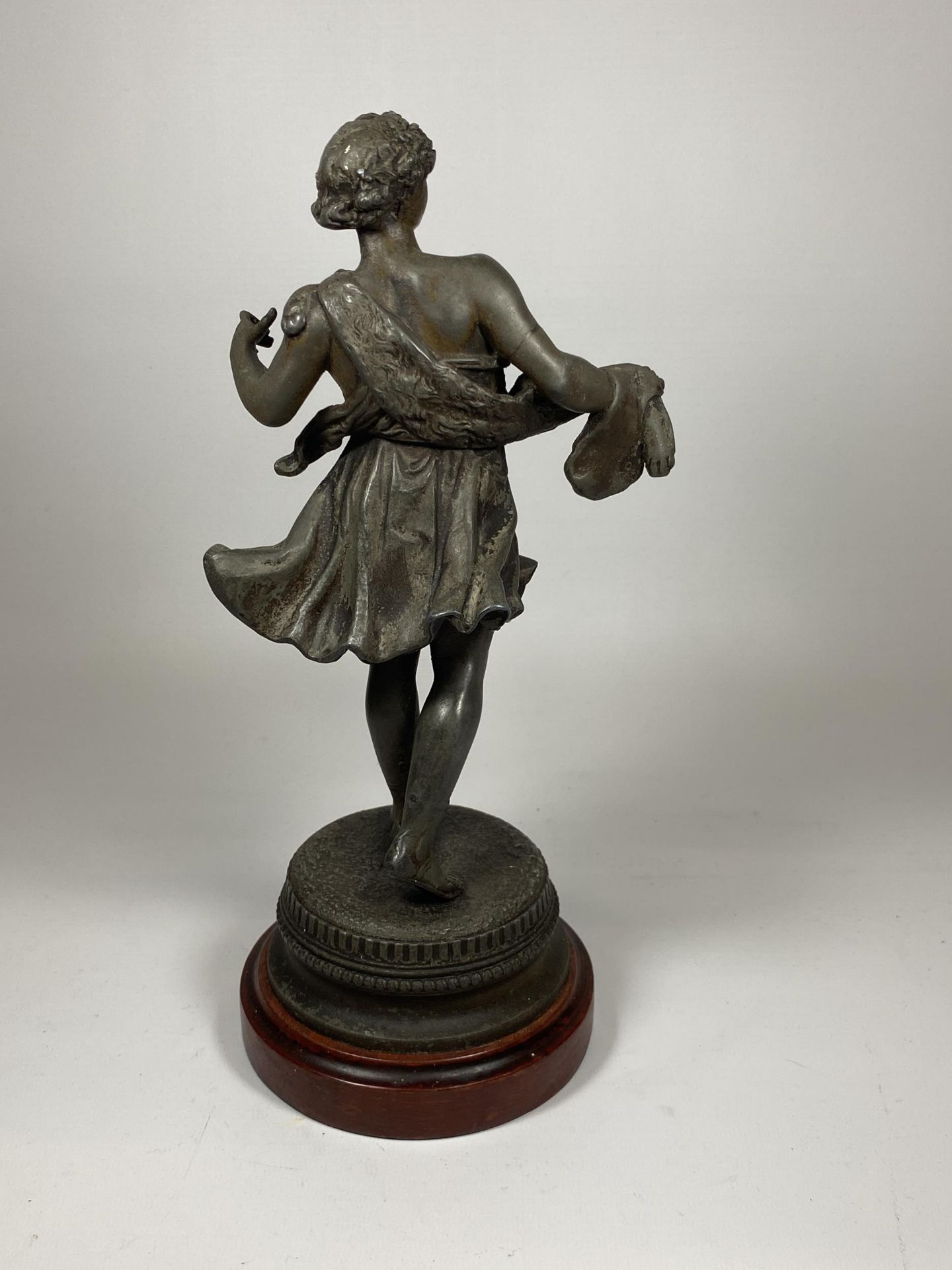 A SPELTER MODEL OF A ROMAN FIGURE ON WOODEN BASE, HEIGHT 27CM - Image 3 of 3