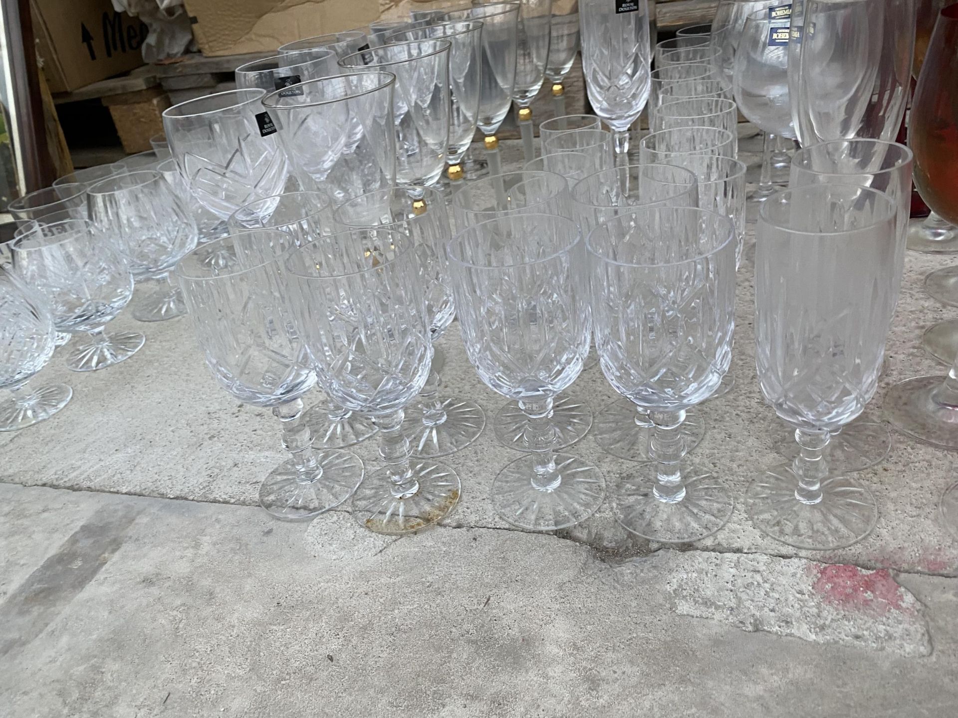 A LARGE ASSORTMENT OF MAINLY CRYSTAL GLASS WARE TO INCLUDE DECANTERS, WINE GLASSES AND CHAMPAGNE - Bild 3 aus 5