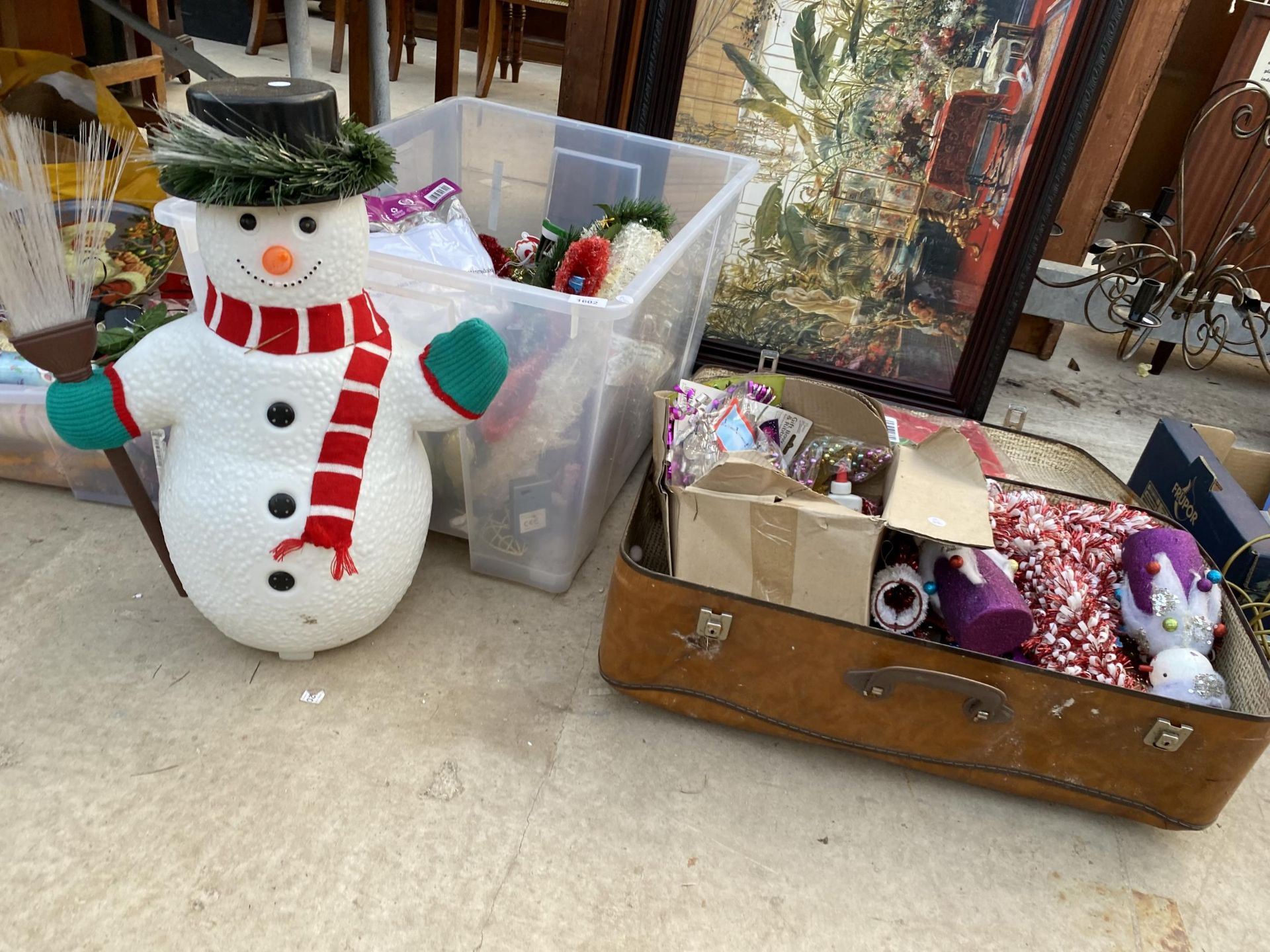 A LARGE ASSORTMENT OF CHRISTMAS DECORATIONS TO INCLUDE A SNOWMAN, BEADS AND TINSEL ETC - Image 2 of 4