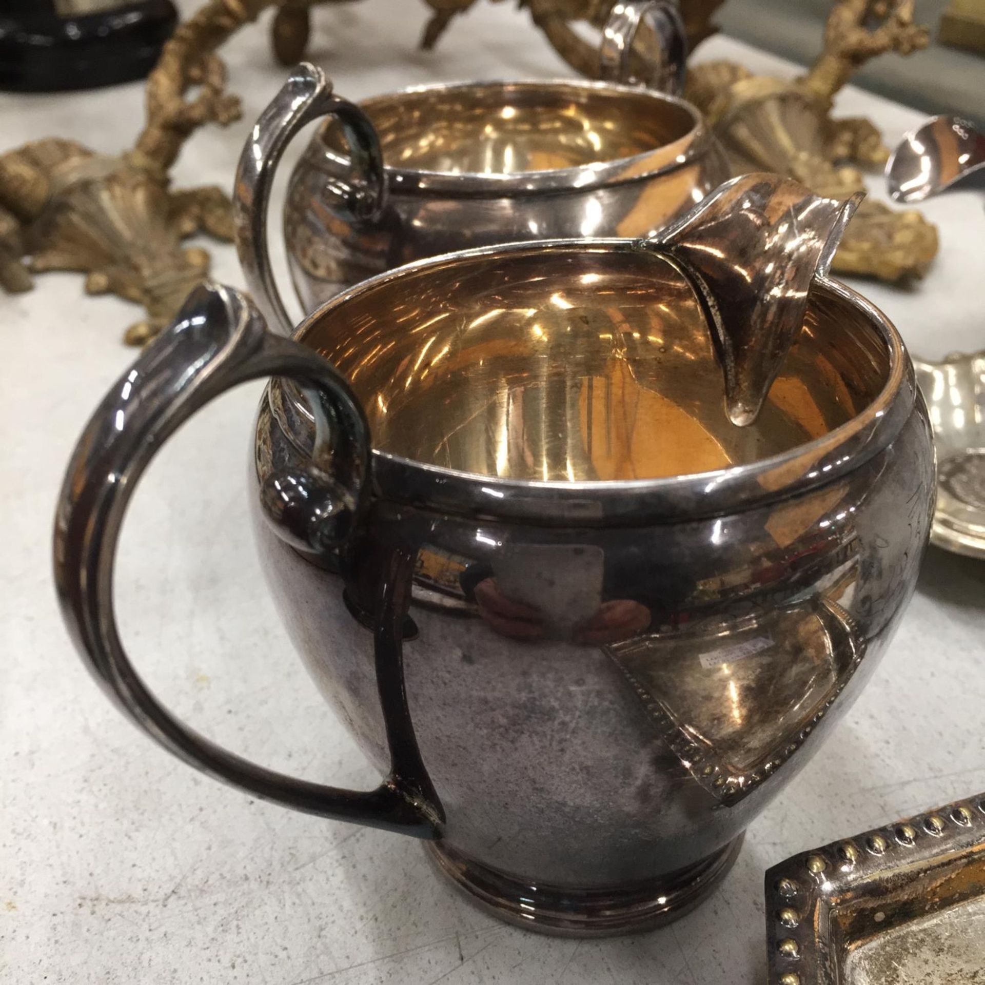 A QUANTITY OF SILVER PLATED ITEMS TO INCLUDE A CREAM JUG, SUGAR BOWL, SAUCE BOAT, ASHTRAY, - Image 3 of 3