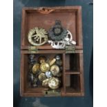 A WOODEN BOX CONTAINING A QUANTITY OF REGIMENTAL BADGES AND BUTTONS