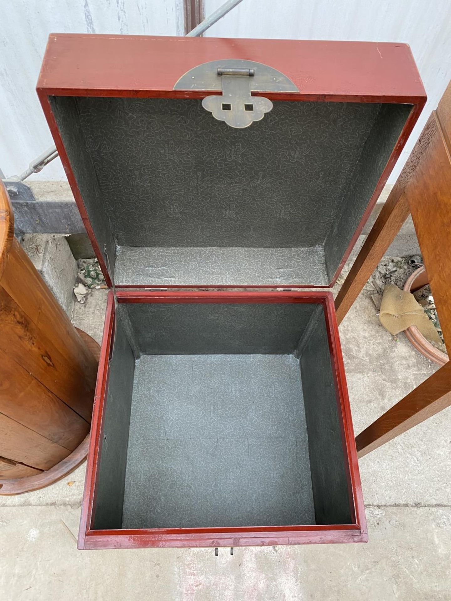 A CHINESE RED LAQUERED STORAGE BOX, 17.5" WIDE - Image 3 of 3