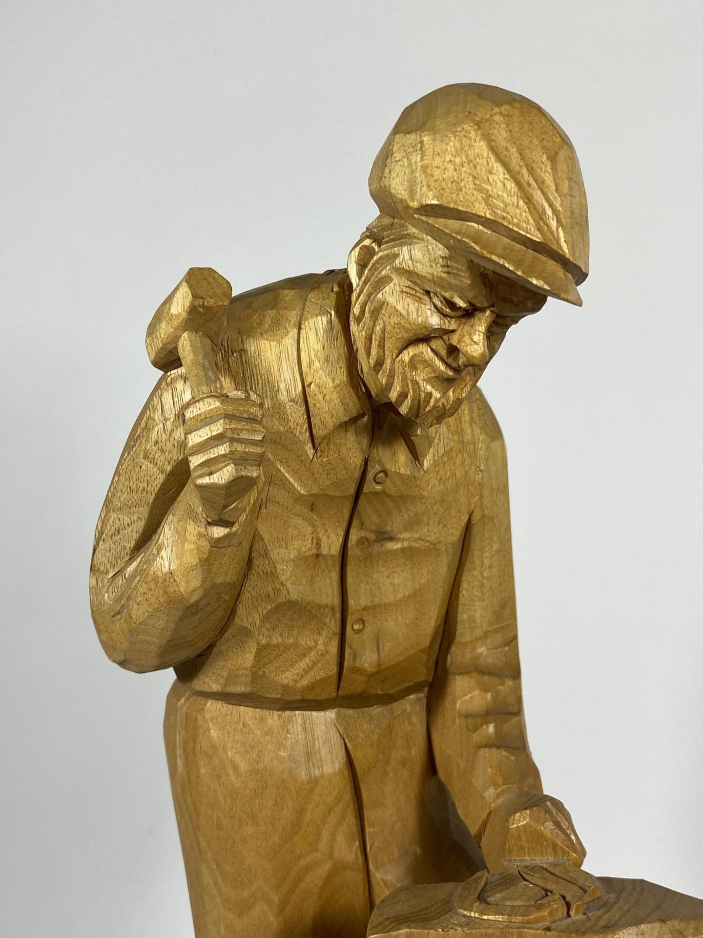 A CARVED WOODEN MODEL OF A BLACKSMITH - Image 2 of 3