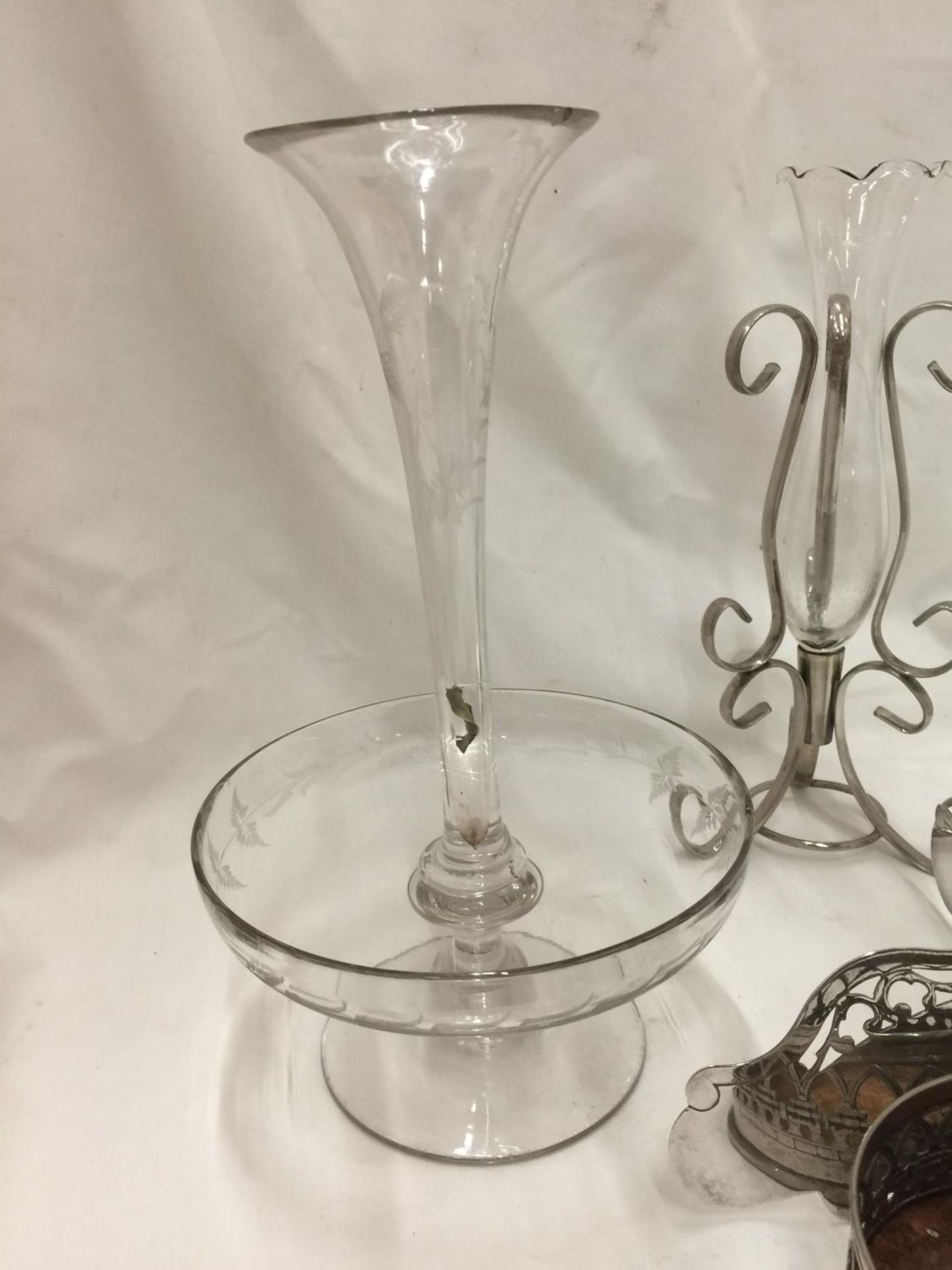 A QUANTITY OF SILVER PLATE AND GLASS ITEMS TO INCLUDE BOTTLE COASTERS, BUD VASE, EPERGNE, ETC - Image 3 of 4