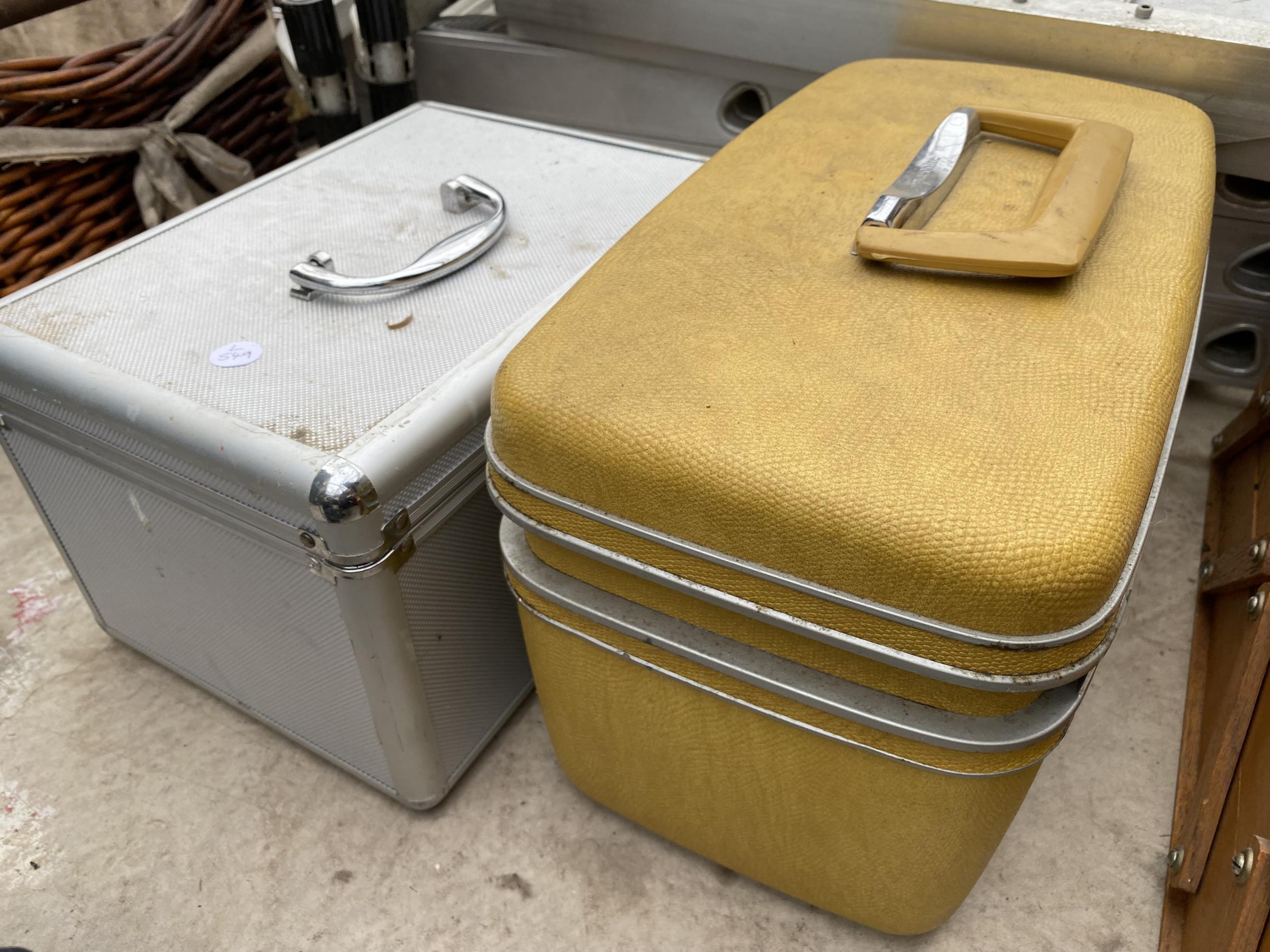 A VINTAGE WOODEN SEWING BOX, A RETRO VANITY CASE AND A FURTHER VANITY CASE - Image 3 of 4