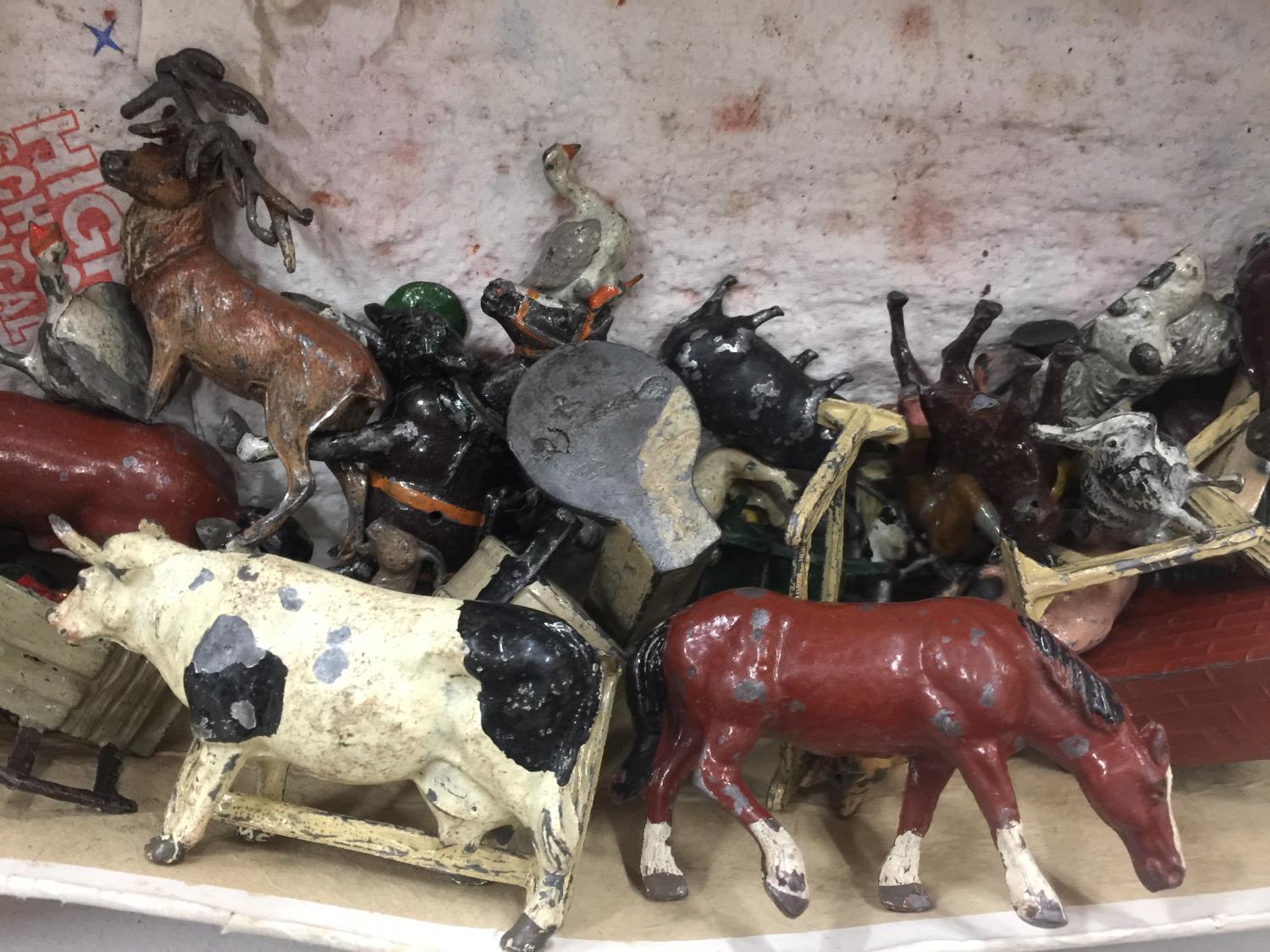 A QUANTITY OF VINTAGE METAL FARM YARD TOYS TO INCLUDE BLACKSMITH'S FORGE, DOG KENNEL, FENCES, - Image 2 of 3