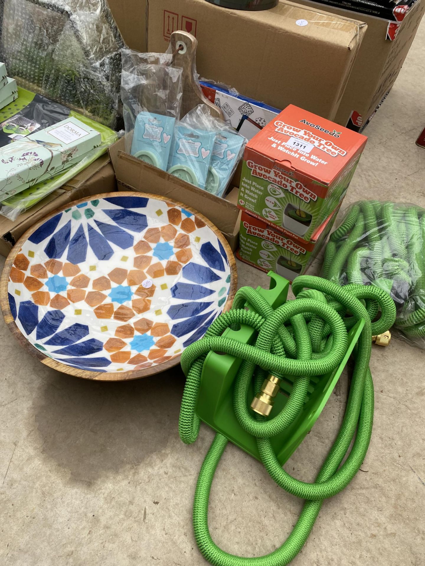 A LARGE ASSORTMENT OF ITEMS TO INCLUDE GARDEN HOSES, TRAYS AND WATERING CANS ETC - Image 2 of 6