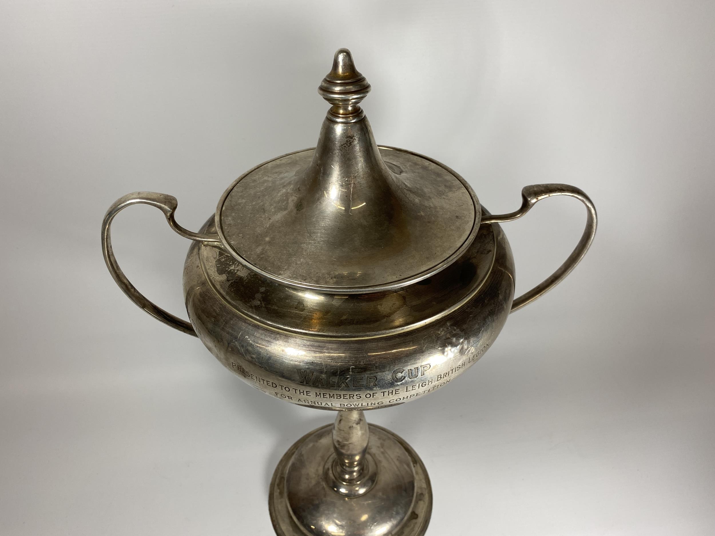 A LARGE GEORGE V SOLID SILVER TWIN HANDLED LIDDED TROPHY CUP, HALLMARKS FOR COLLIS & CO, - Image 2 of 7