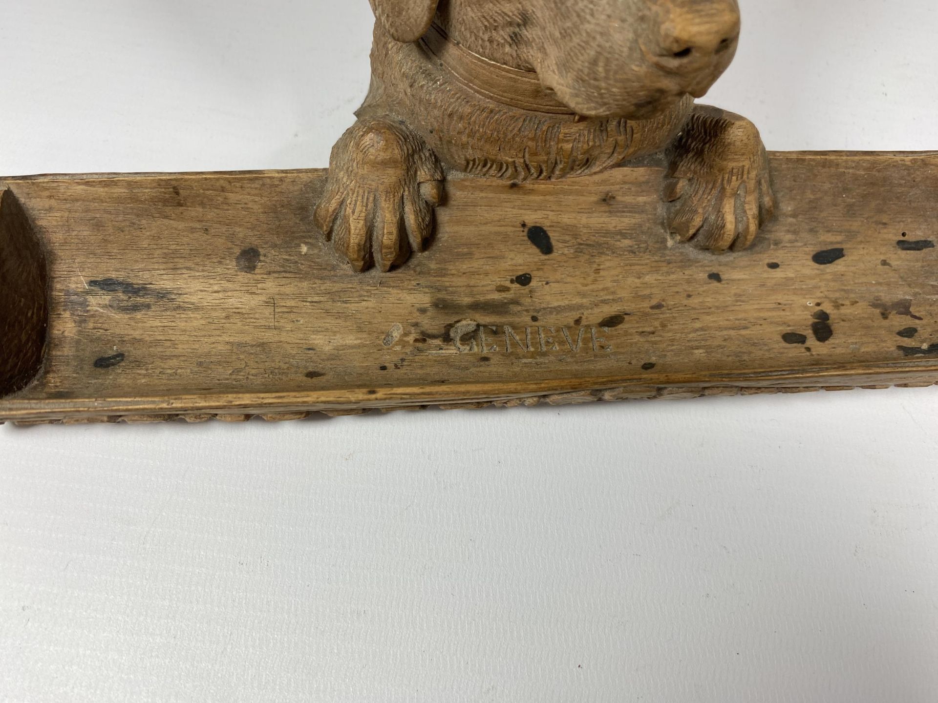 A 19TH CENTURY BAVARIAN BLACK FOREST CARVED DOG INKWELL WITH GENEVE MARK, LENGTH 24.5CM - Bild 3 aus 5