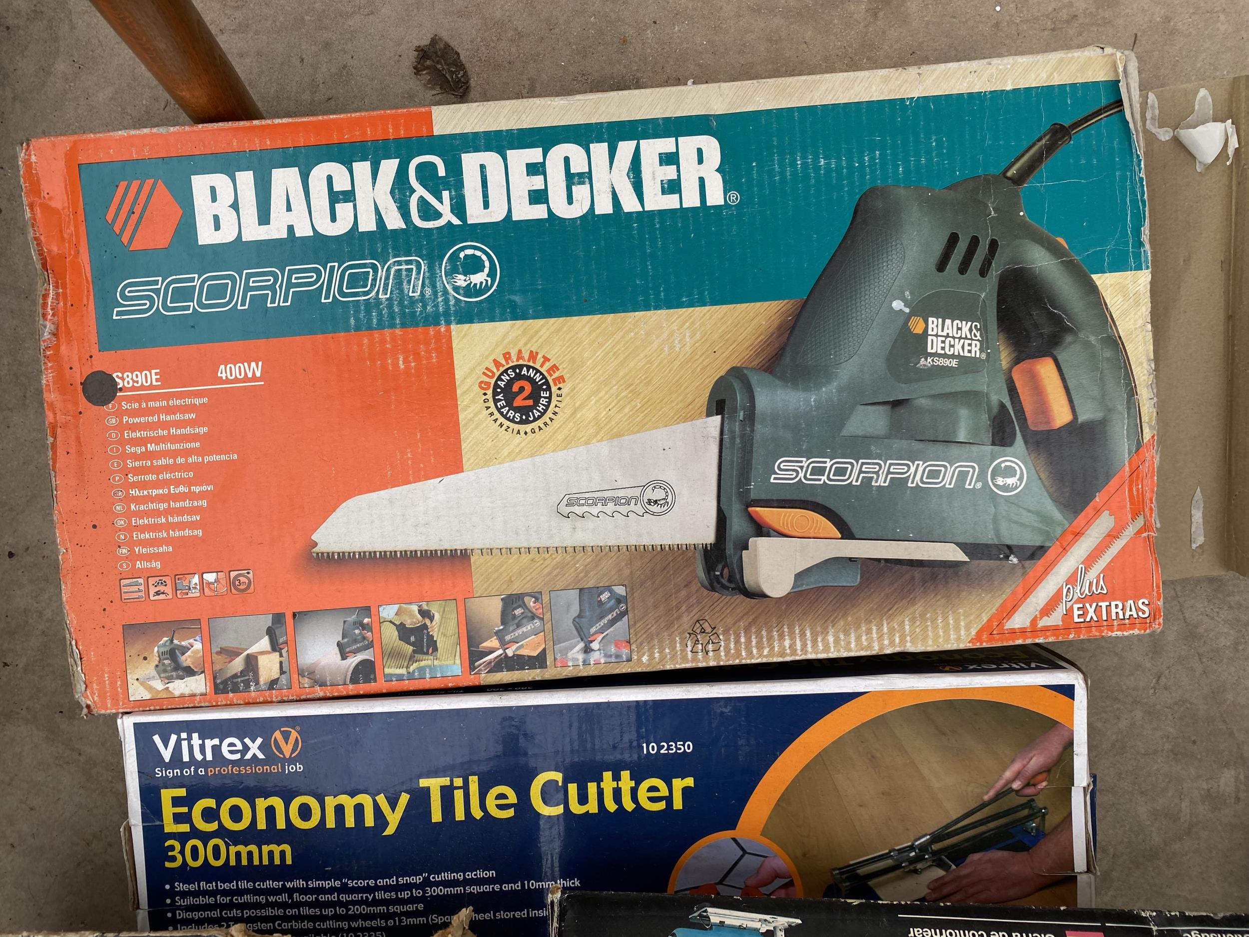 AN ASSORTMENT OF BLACK AND DECKER POWER TOOLS TO INCLUDE A JIGSAW, SCORPION SAW AND DRILL ETC - Image 2 of 2