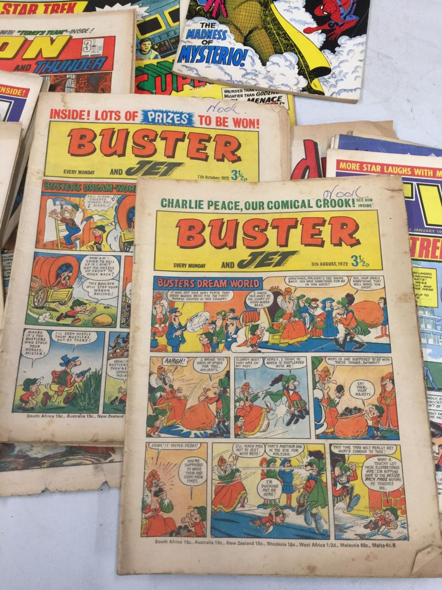 A QUANTITY OF VINTAGE COMICS FROM THE 1970'S TO INCLUDE TV 21, ROVER, SPIDERMAN, MARVEL, LION, ETC - Image 4 of 4